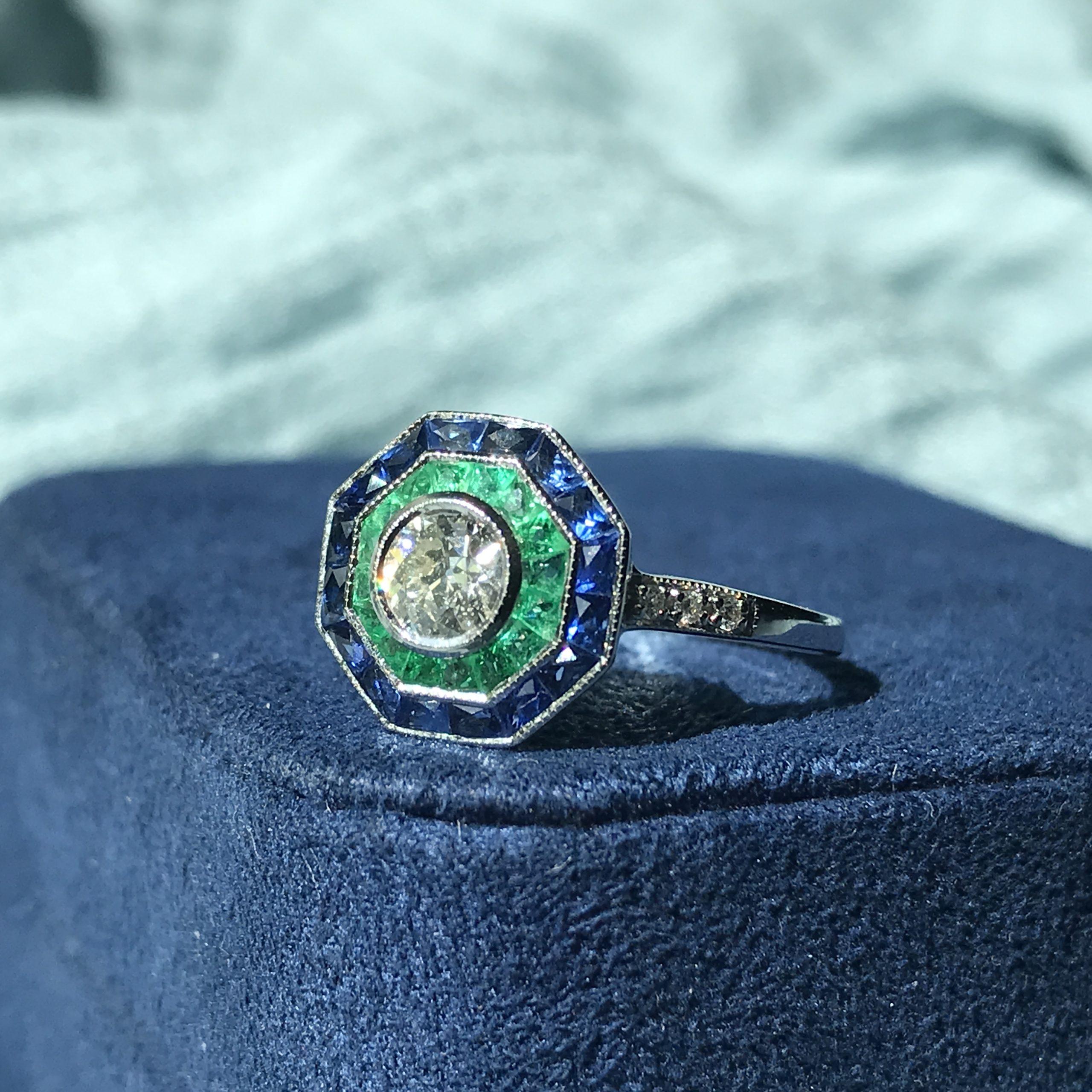 Bague en or blanc de style Art Deco avec diamant, saphir bleu et émeraude verte en halo en vente 1