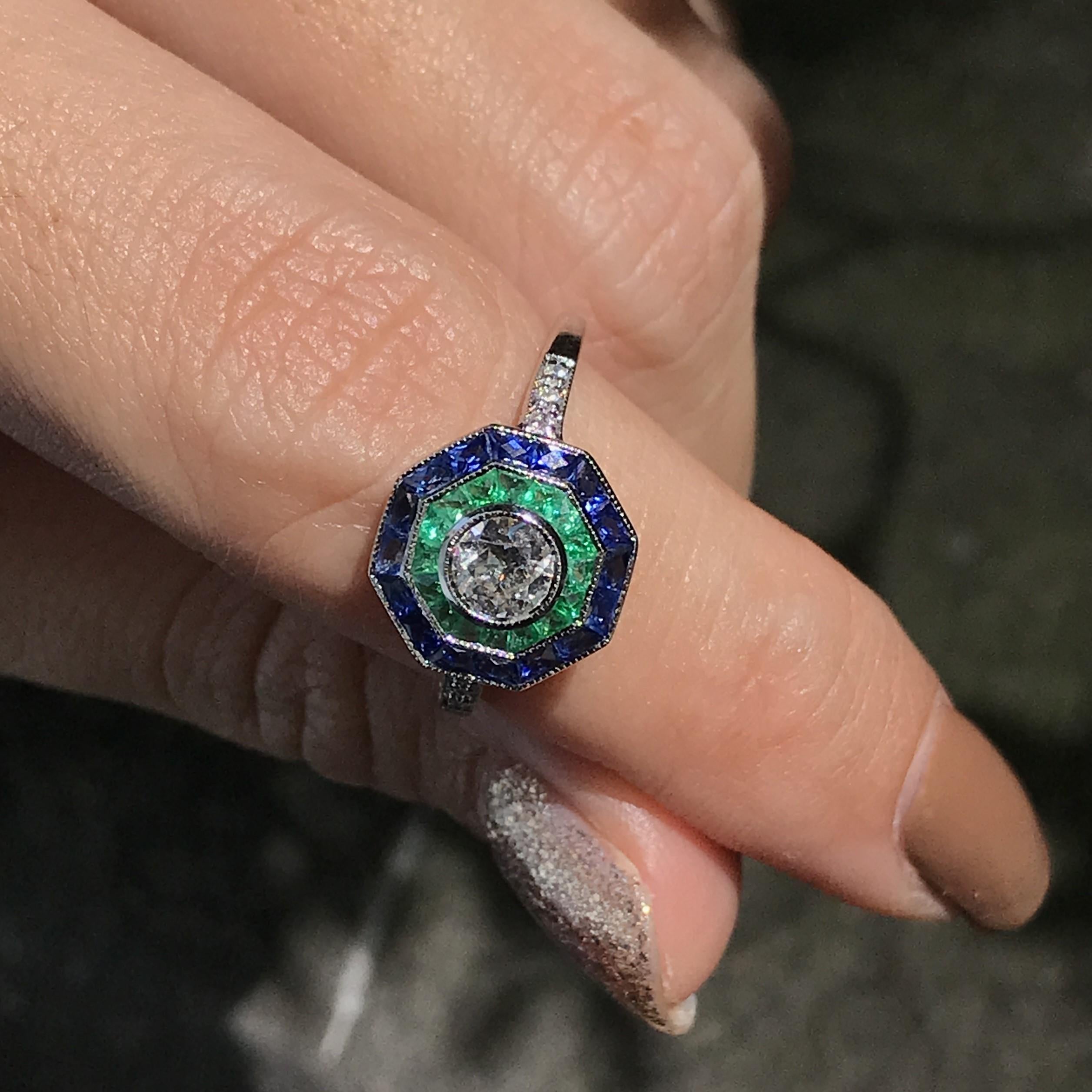 Bague en or blanc de style Art Deco avec diamant, saphir bleu et émeraude verte en halo en vente 2