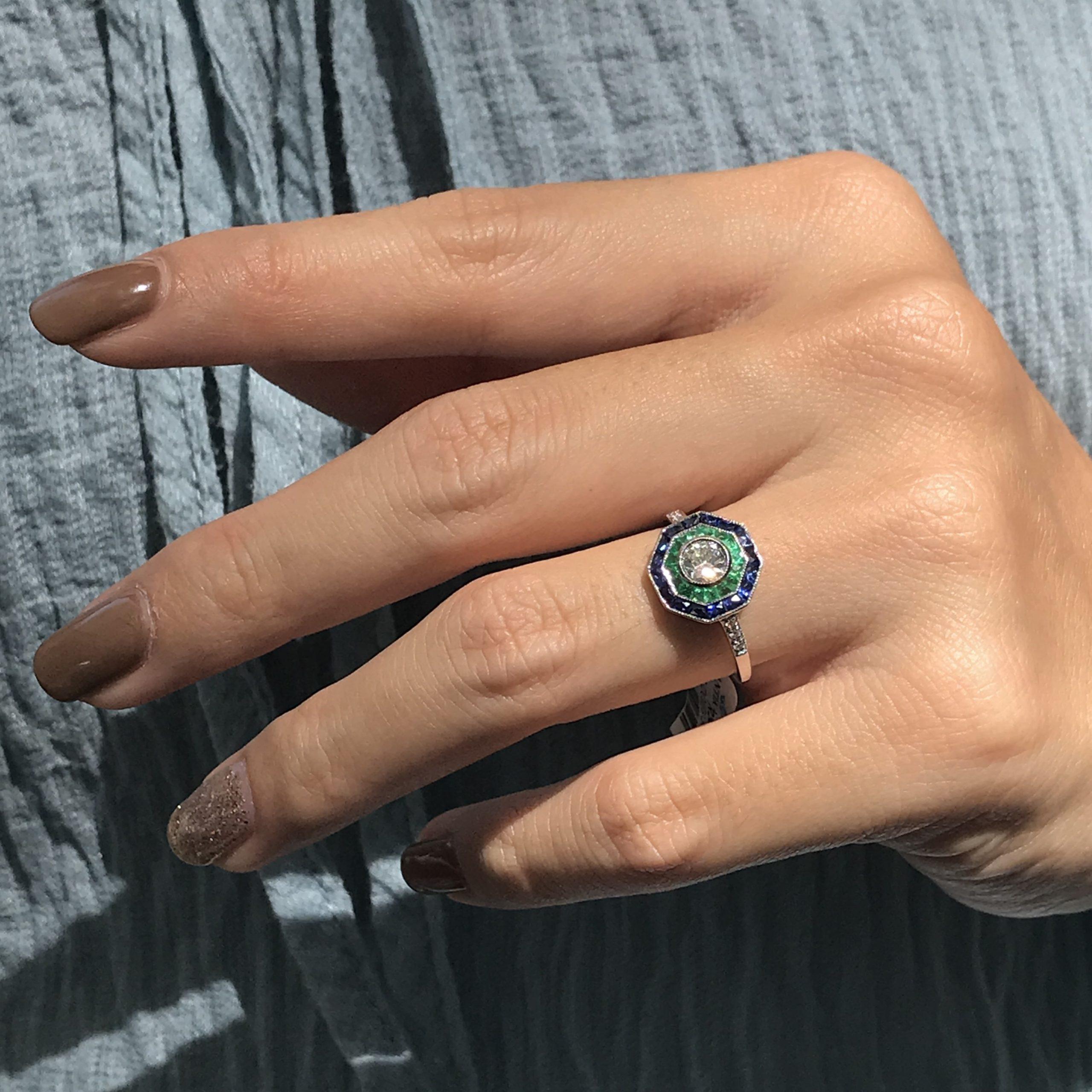 Bague en or blanc de style Art Deco avec diamant, saphir bleu et émeraude verte en halo en vente 3