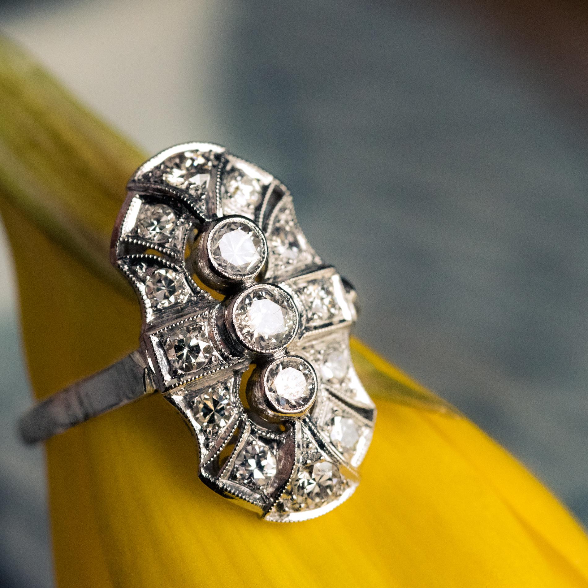 Art Deco Stil Diamanten 18 Karat Weißgold Ring im Angebot 4