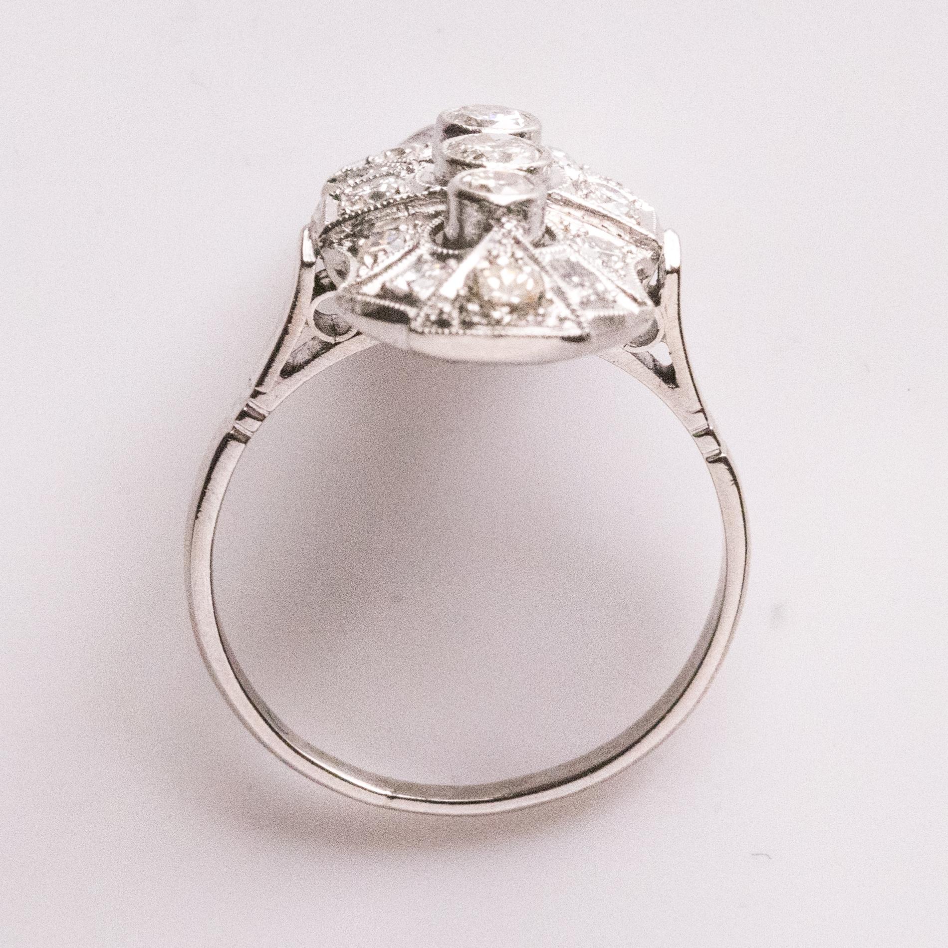 Art Deco Stil Diamanten 18 Karat Weißgold Ring im Angebot 13