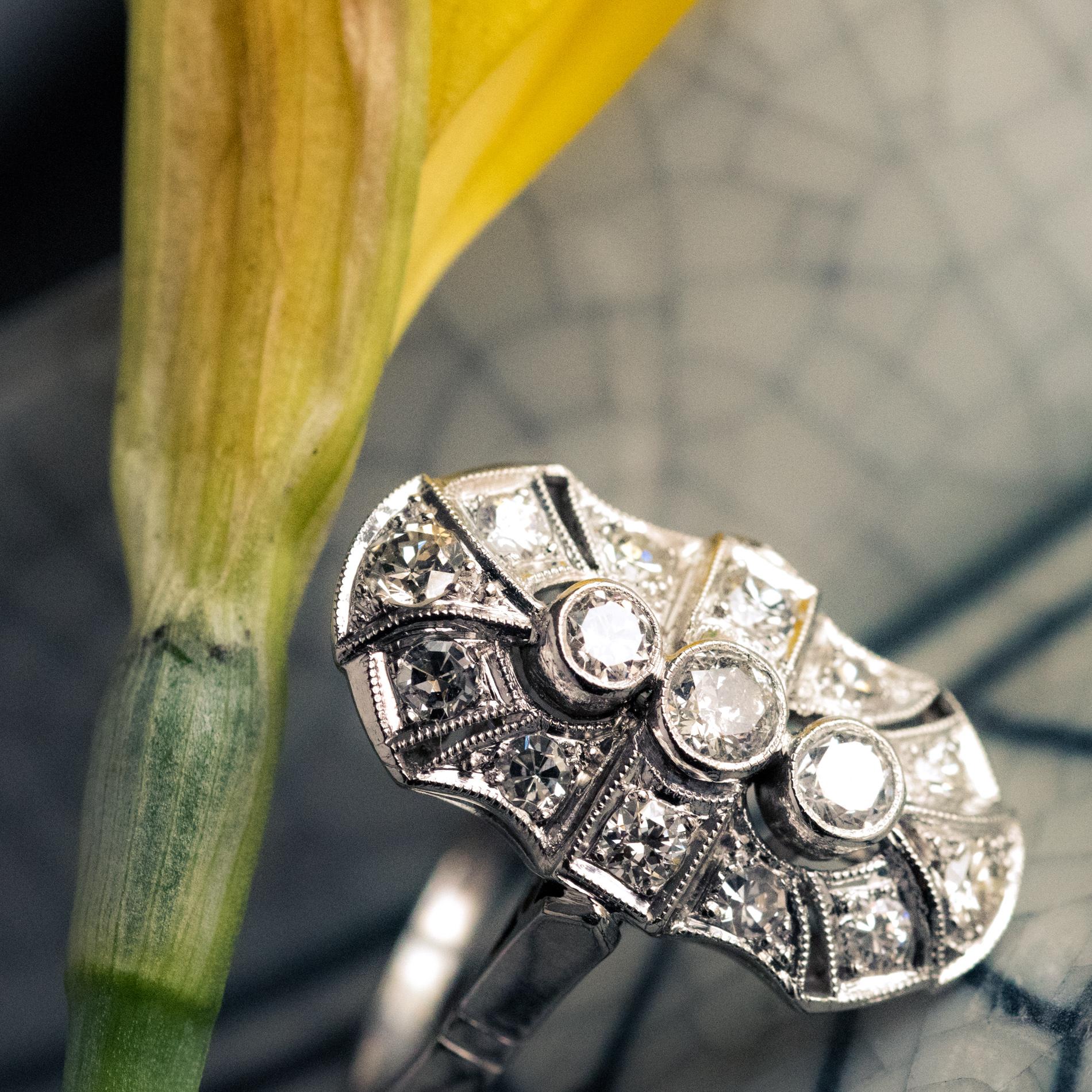 Art Deco Stil Diamanten 18 Karat Weißgold Ring (Brillantschliff) im Angebot