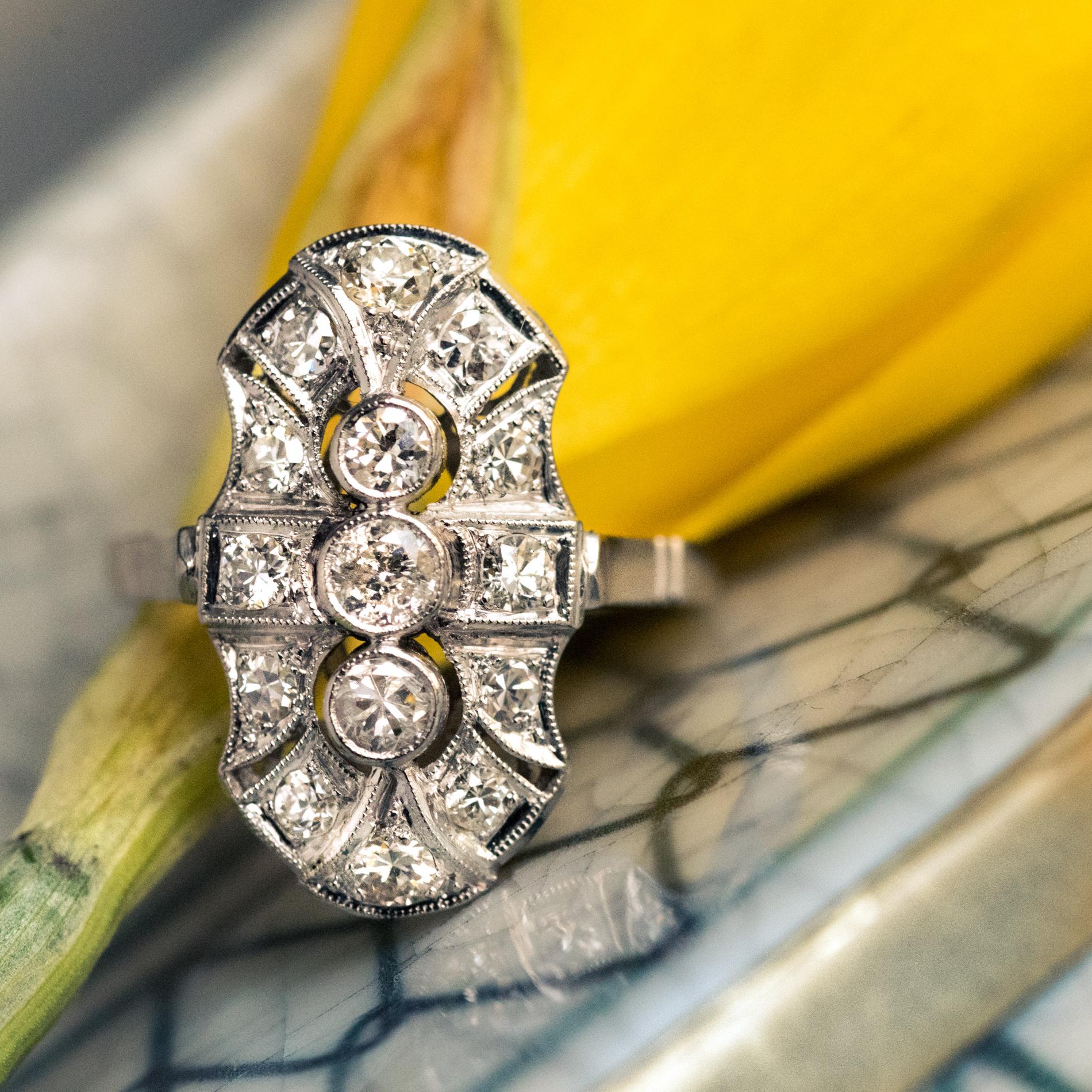 Art Deco Stil Diamanten 18 Karat Weißgold Ring im Angebot 3