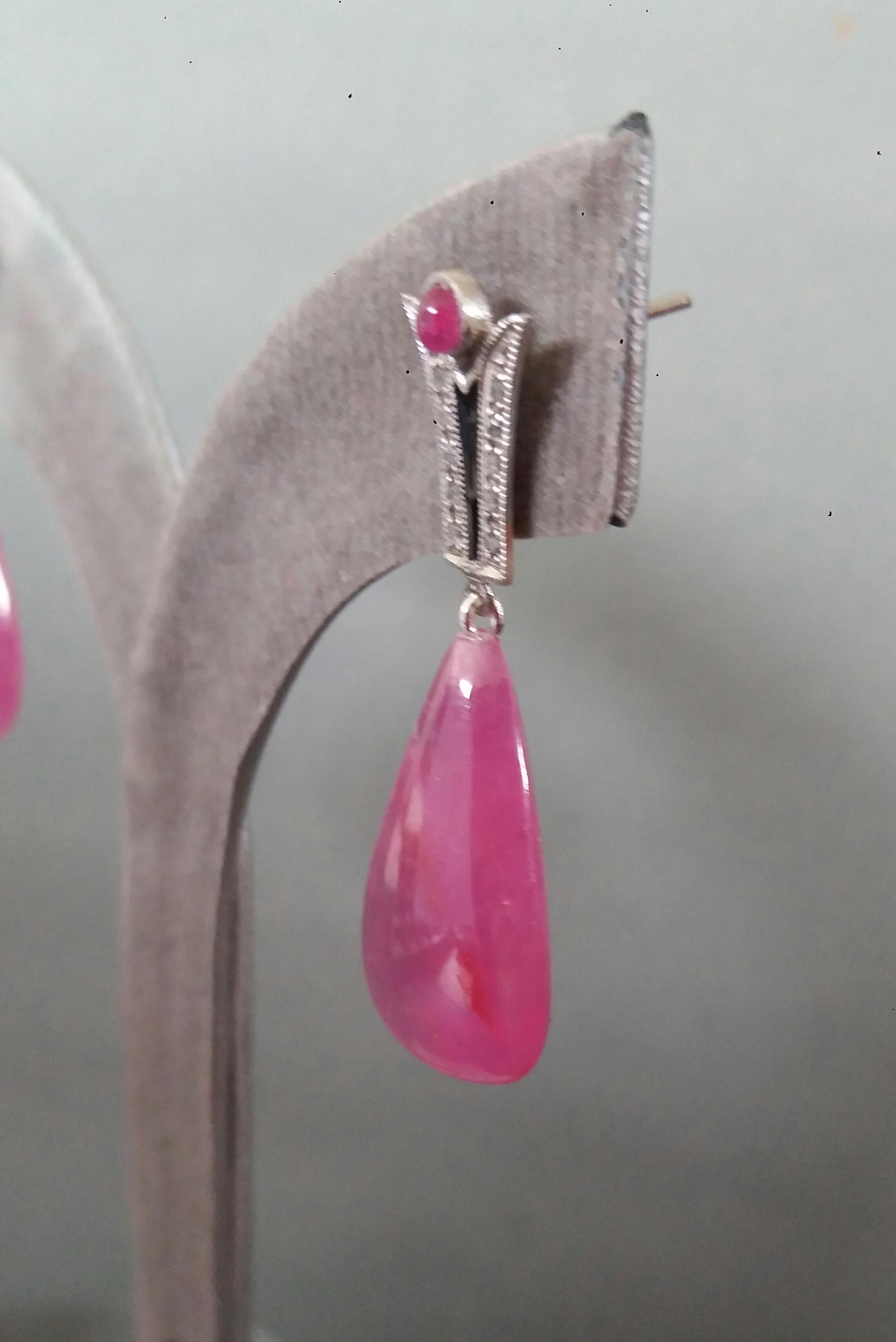 Orecchini a goccia di rubino a forma di pera in stile Art Deco con diamanti e smalto nero da 40 carati in vendita 4