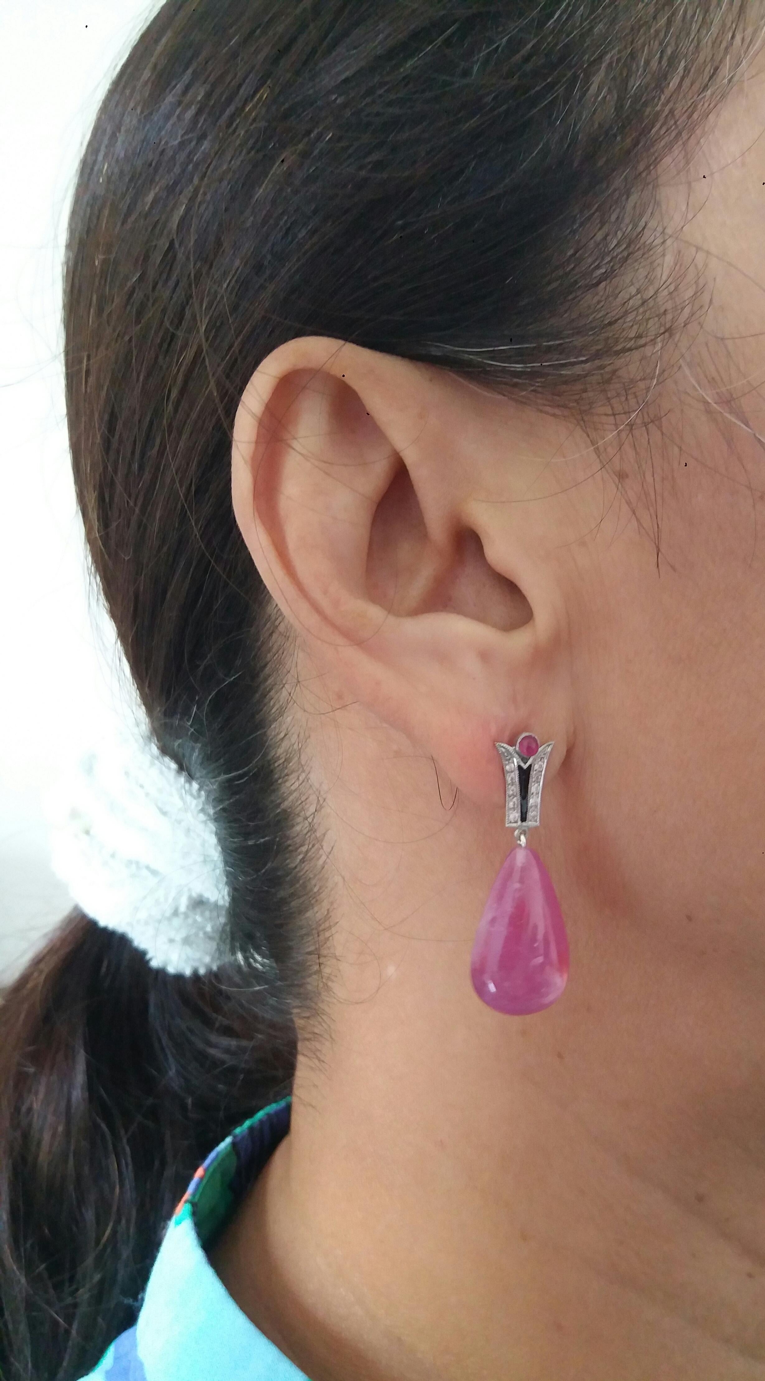 Orecchini a goccia di rubino a forma di pera in stile Art Deco con diamanti e smalto nero da 40 carati in vendita 5