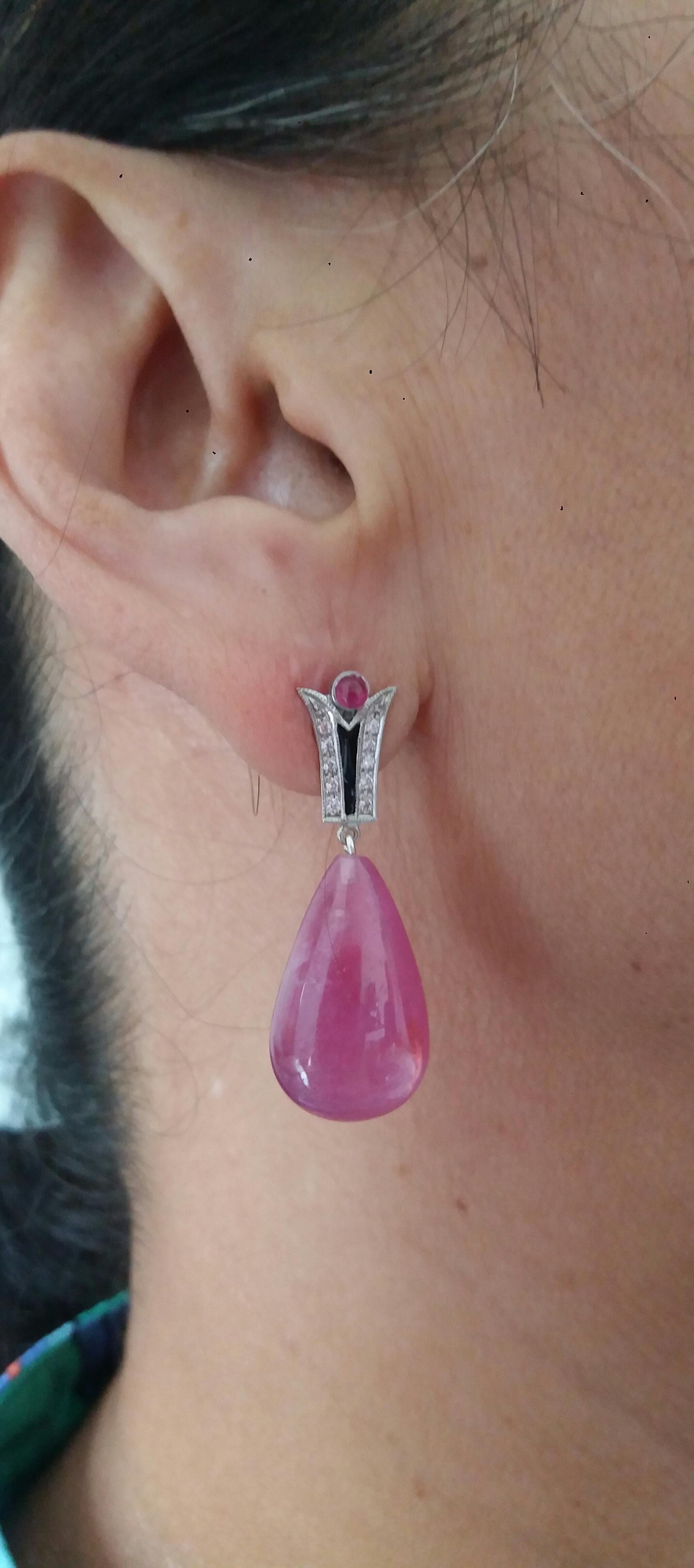 Orecchini a goccia di rubino a forma di pera in stile Art Deco con diamanti e smalto nero da 40 carati in vendita 6