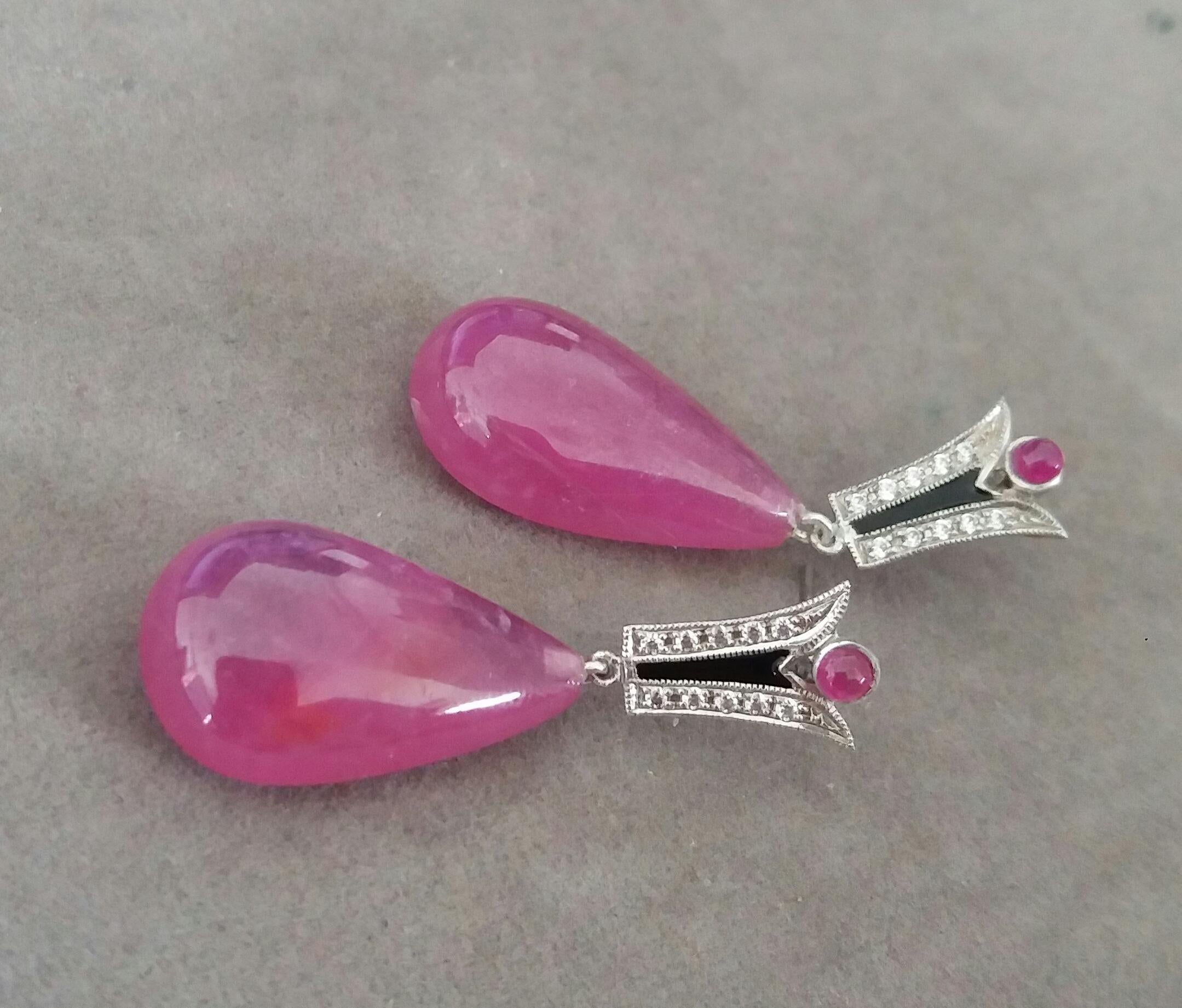 Taglio a goccia Orecchini a goccia di rubino a forma di pera in stile Art Deco con diamanti e smalto nero da 40 carati in vendita