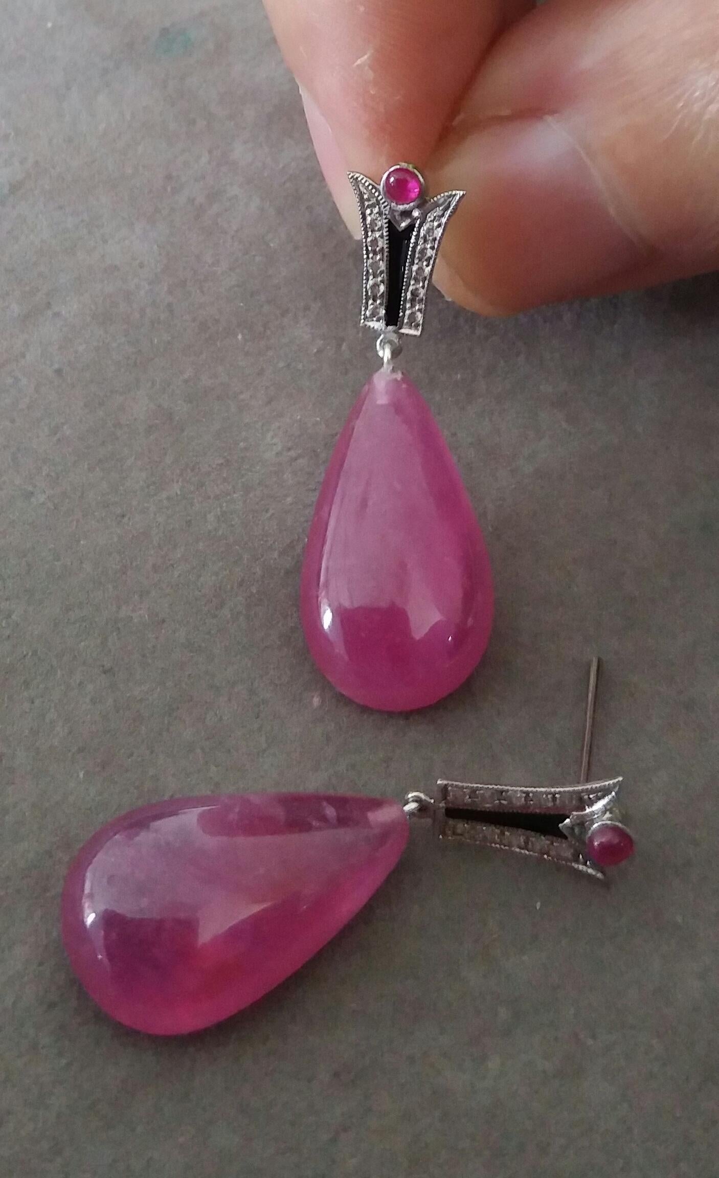 Orecchini a goccia di rubino a forma di pera in stile Art Deco con diamanti e smalto nero da 40 carati In condizioni buone in vendita a Bangkok, TH