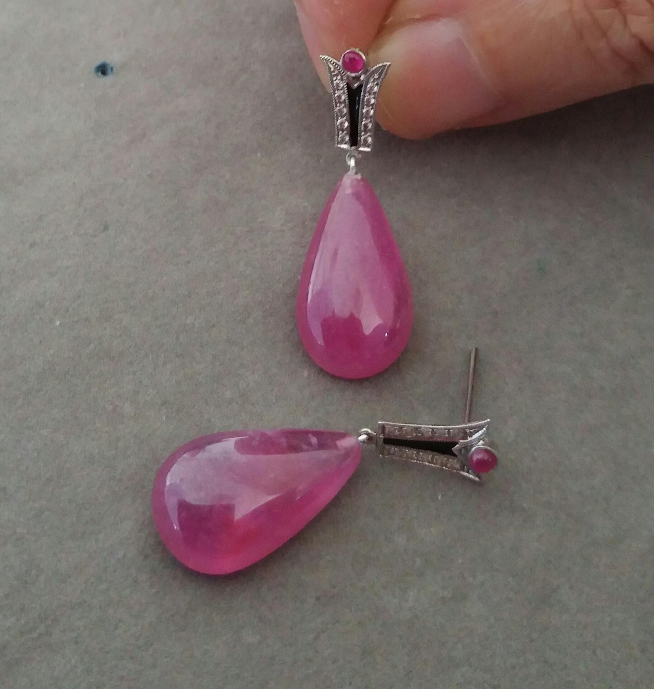 Donna Orecchini a goccia di rubino a forma di pera in stile Art Deco con diamanti e smalto nero da 40 carati in vendita