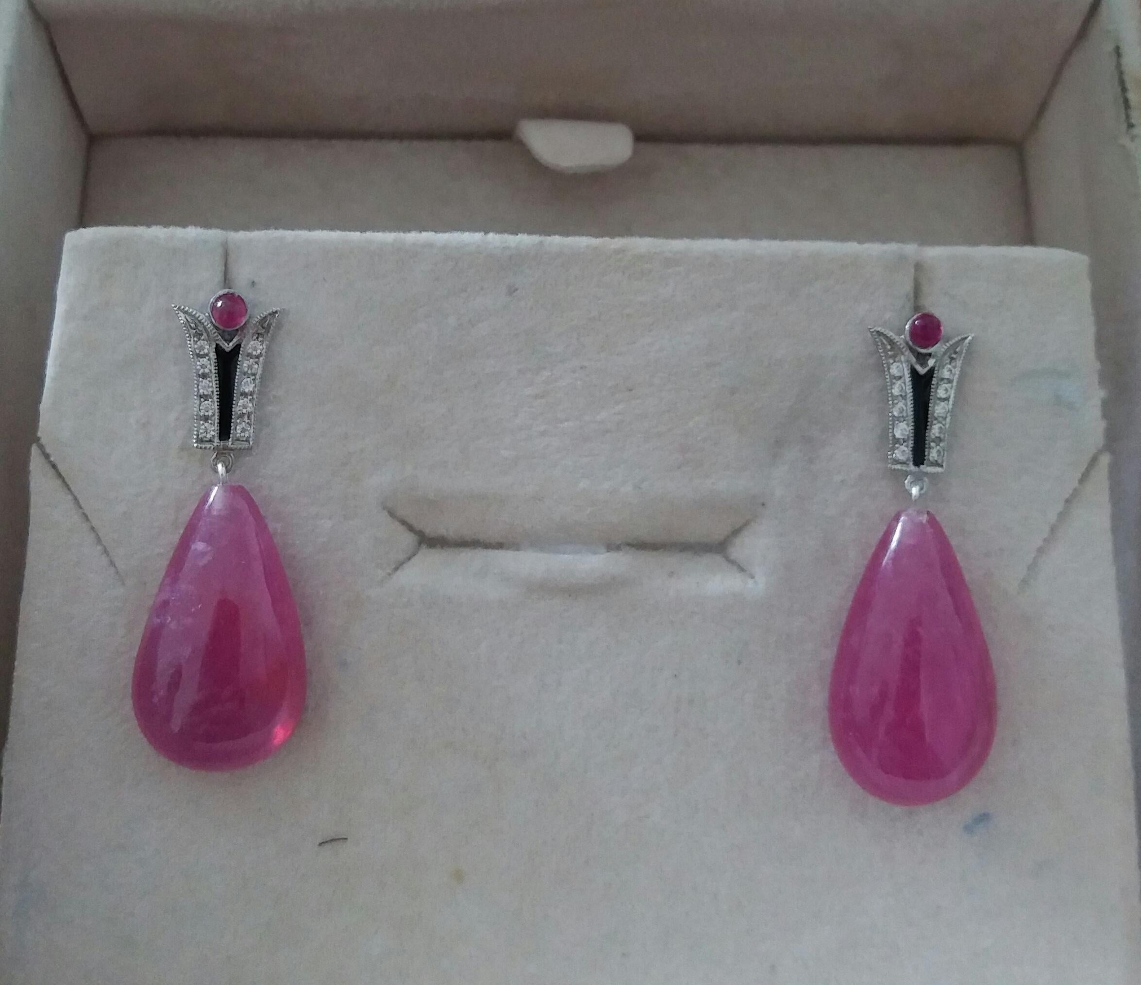Orecchini a goccia di rubino a forma di pera in stile Art Deco con diamanti e smalto nero da 40 carati in vendita 1