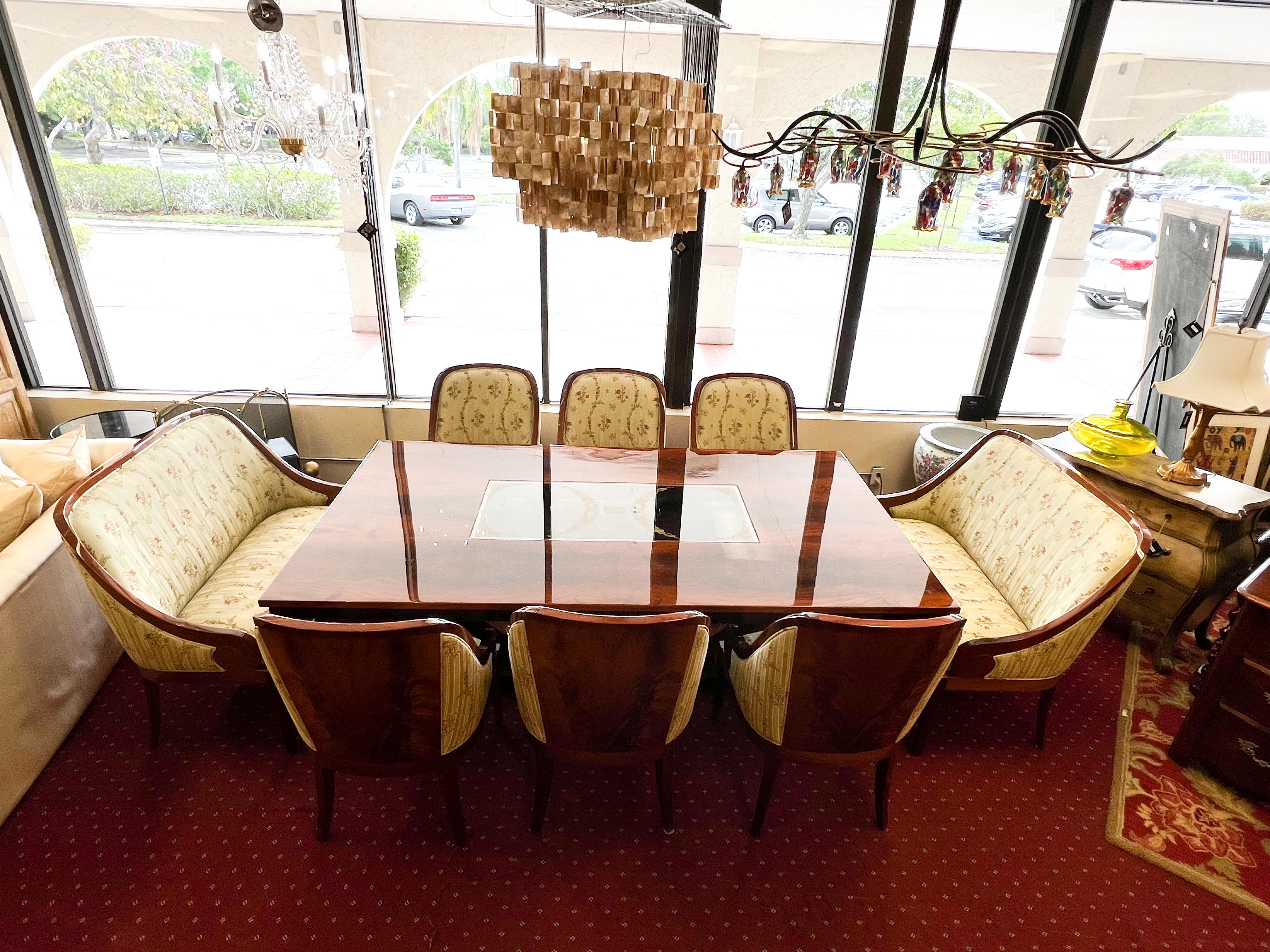 Unser 9-teiliges Esstischset aus geflammtem Mahagoni im englischen Art-Deco-Stil wird in Peru handgefertigt.
Dieser Esstisch ist aus Hartholz gefertigt und mit Flammenmahagoni-Furnier, auch bekannt als Crotch-Mahagoni, veredelt. Er besticht durch