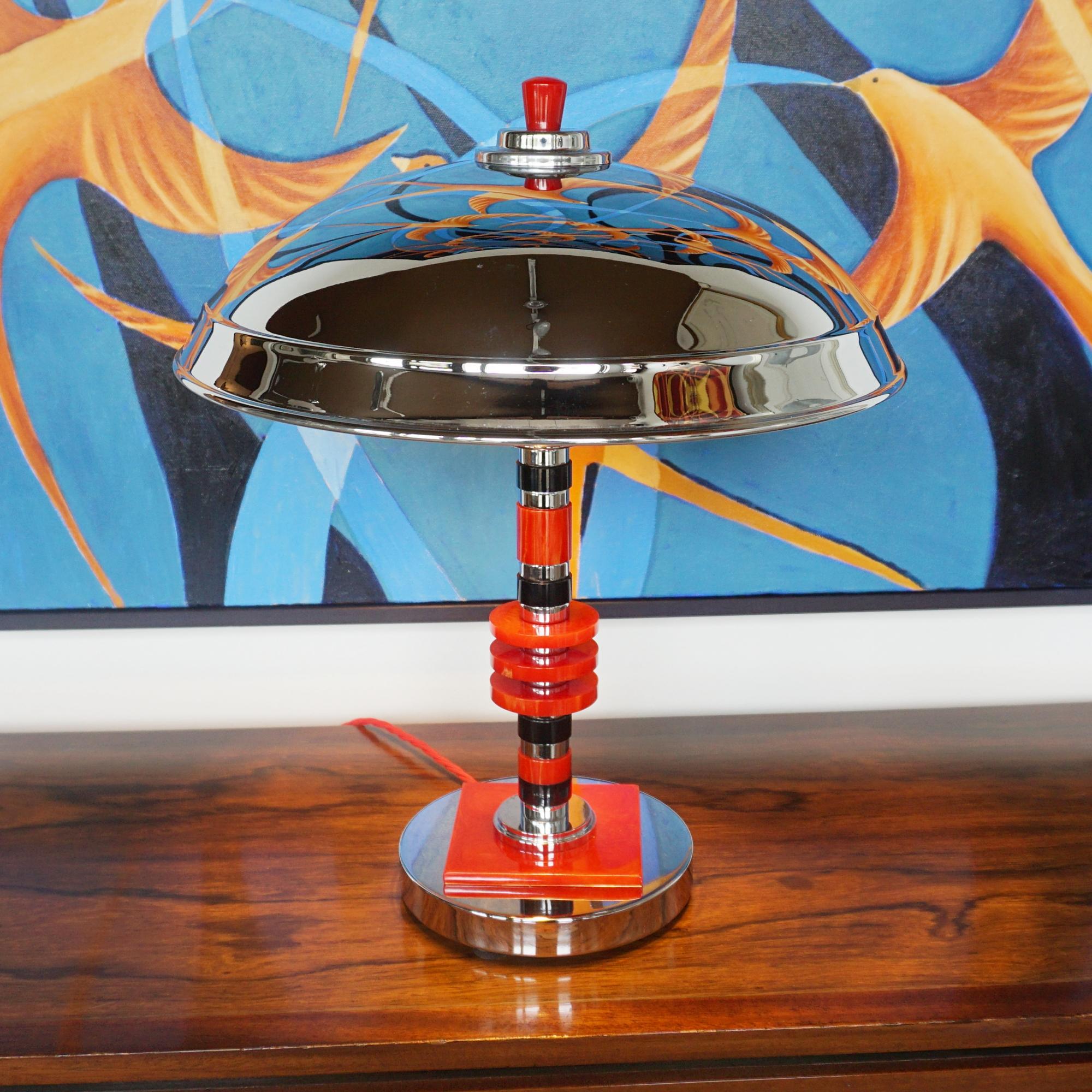 Lampe à dôme de style Art déco. Tige en bakélite cramoisie et noire et en métal chromé avec un abat-jour champignon en métal chromé et un fleuron en bakélite au sommet.

Dimensions : H 43cm D 35cm

Origine : Anglais

Numéro d'article : J389

Tous
