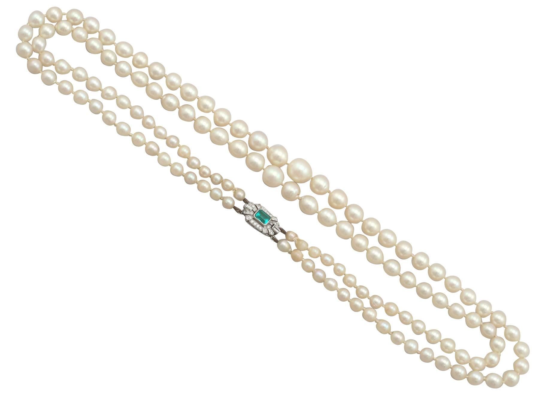 Taille cabochon Collier de perles double rang avec fermoir en or blanc et diamants en vente