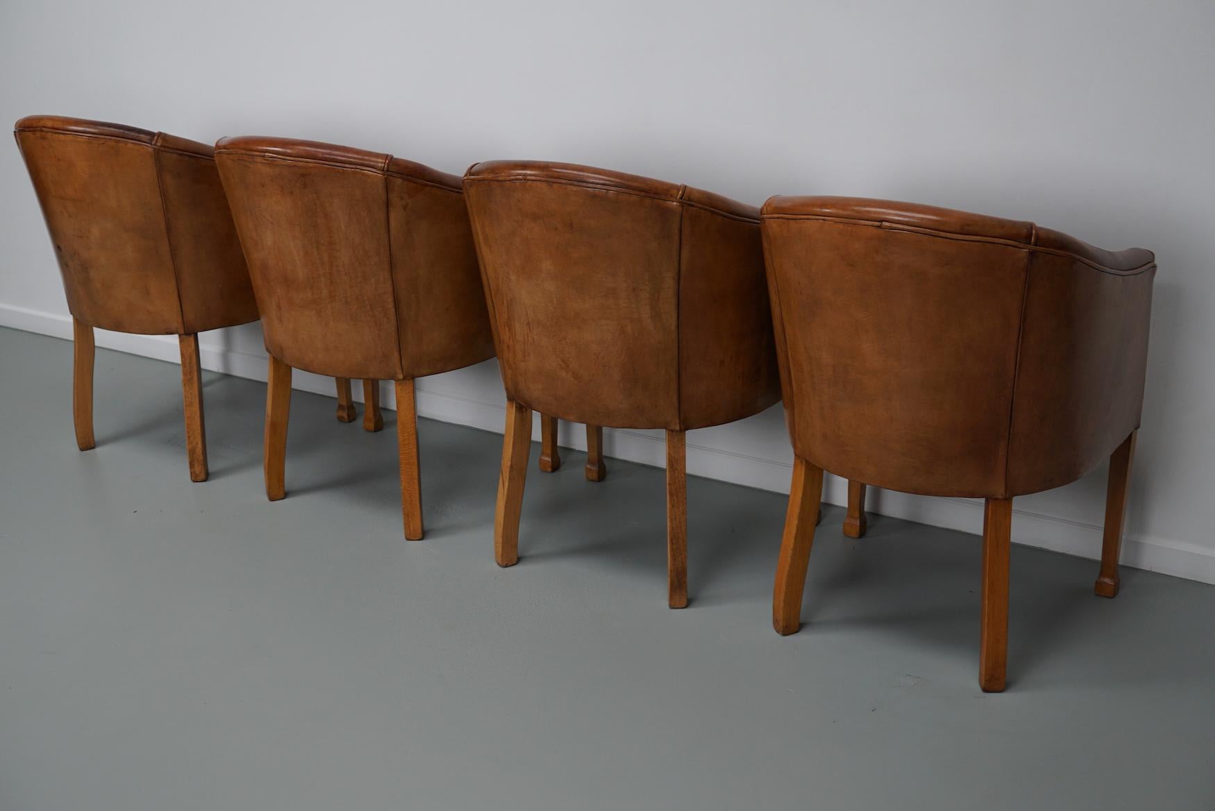 Ensemble de quatre fauteuils club néerlandais en cuir cognac de style Art déco  en vente 8