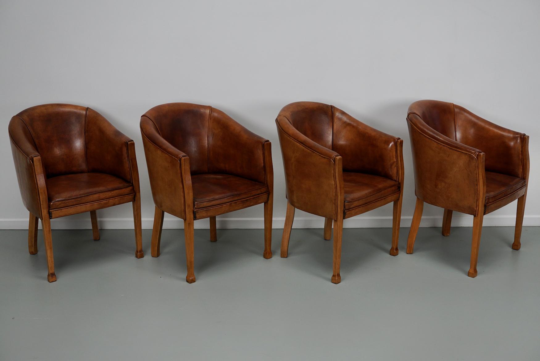 Ensemble de quatre fauteuils club néerlandais en cuir cognac de style Art déco  en vente 2