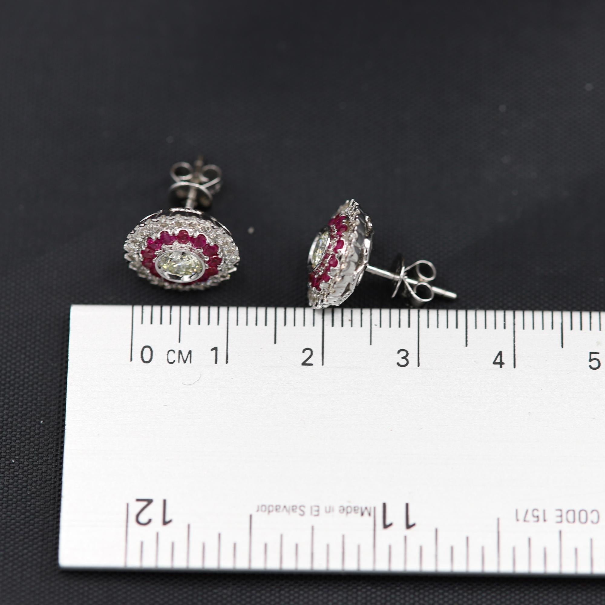 Taglio rotondo Orecchino in stile Art Deco Orecchini in oro bianco 18 carati con diamanti e rubini Orecchini grandi con borchie in vendita