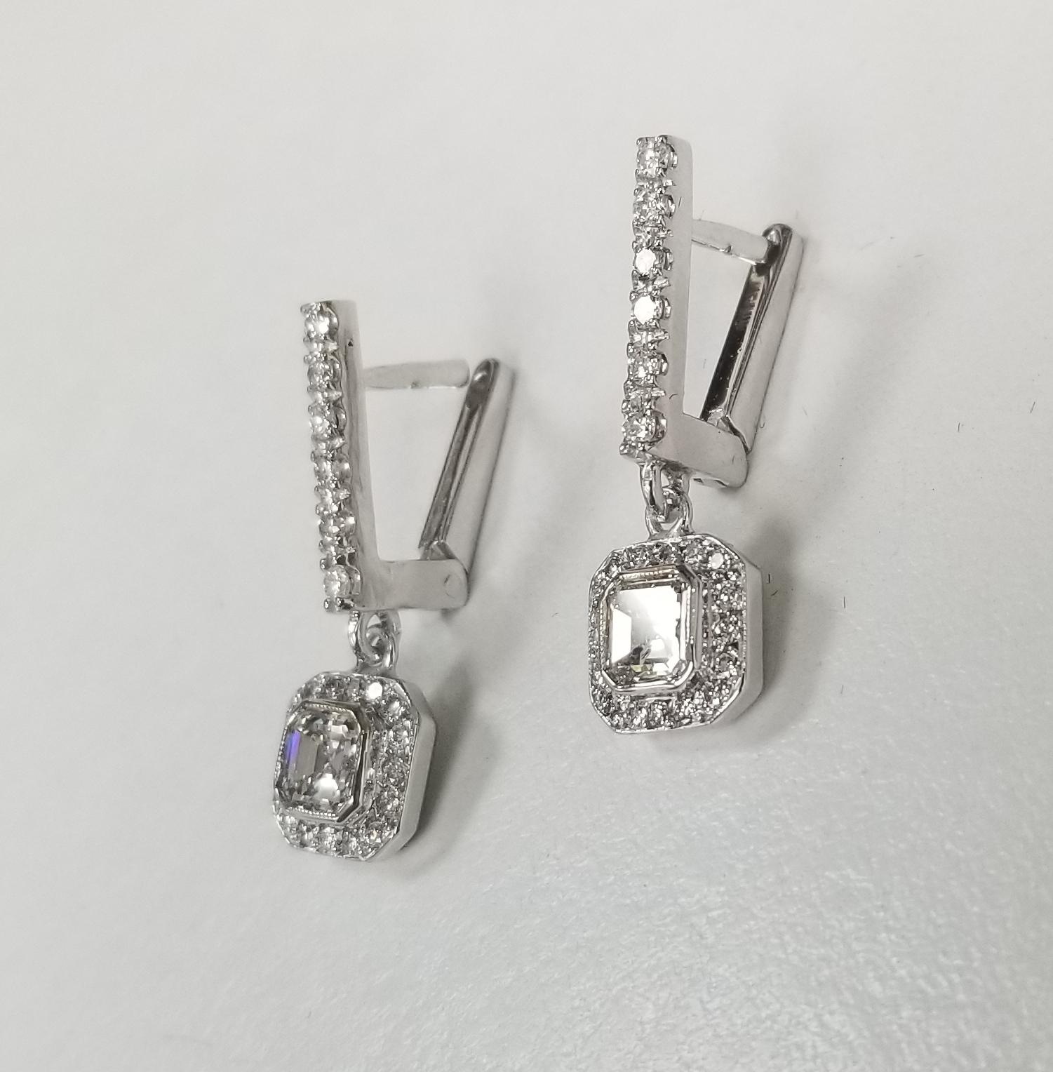 Ohrringe im Art-déco-Stil 14k Weißgold mit 2 Diamanten im Assher-Schliff in einem Halo (Retro) im Angebot