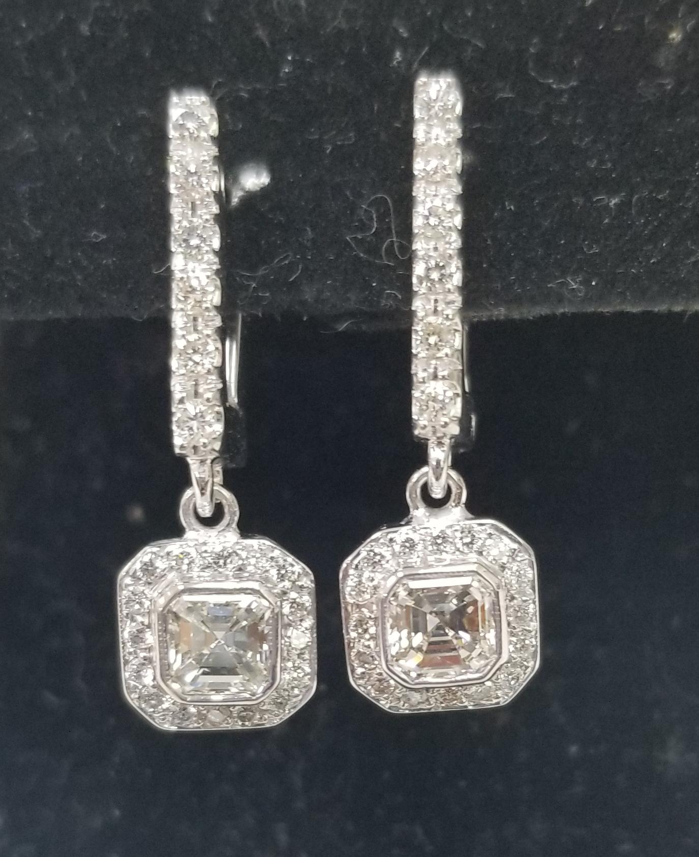 Ohrringe im Art-déco-Stil 14k Weißgold mit 2 Diamanten im Assher-Schliff in einem Halo (Asscher-Schliff) im Angebot
