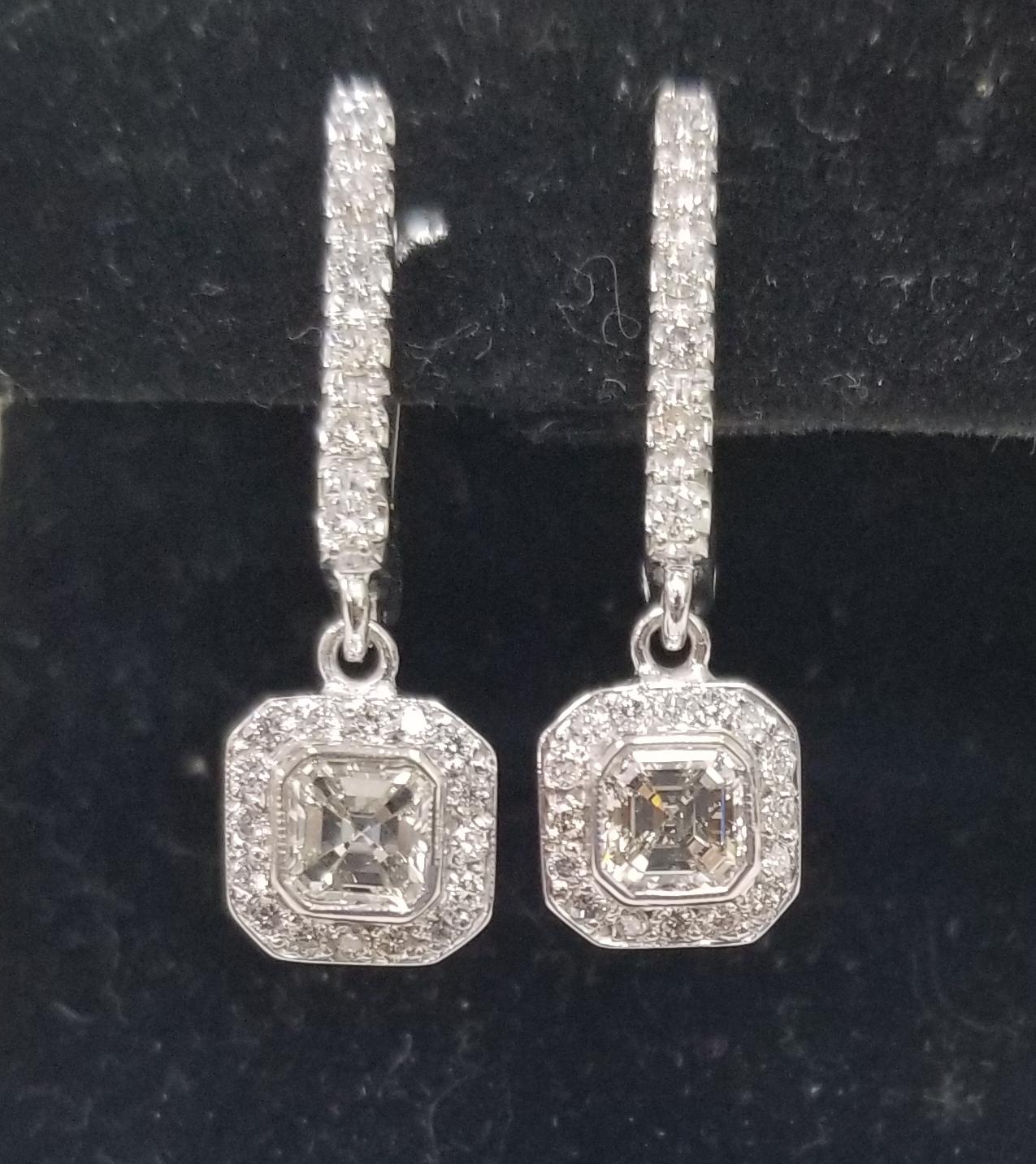 Ohrringe im Art-déco-Stil 14k Weißgold mit 2 Diamanten im Assher-Schliff in einem Halo für Damen oder Herren im Angebot