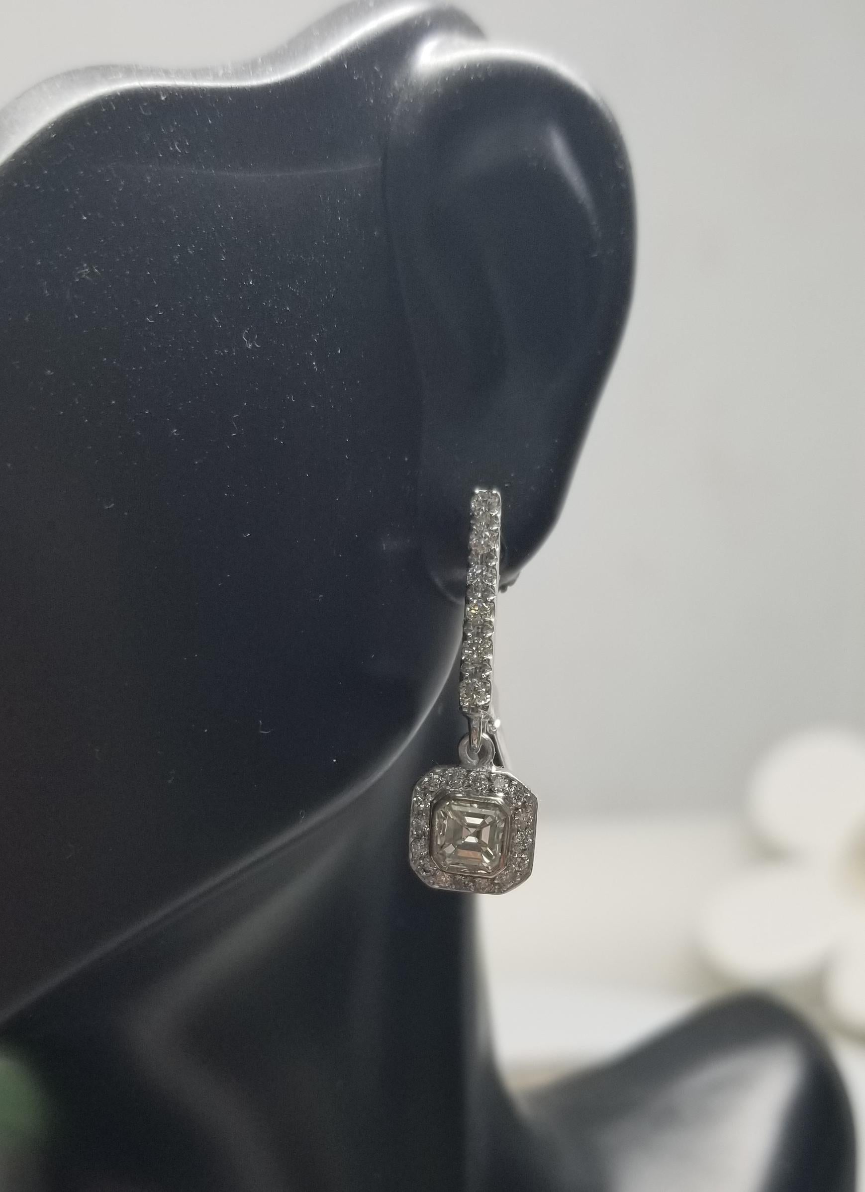 Ohrringe im Art-déco-Stil 14k Weißgold mit 2 Diamanten im Assher-Schliff in einem Halo im Angebot 1