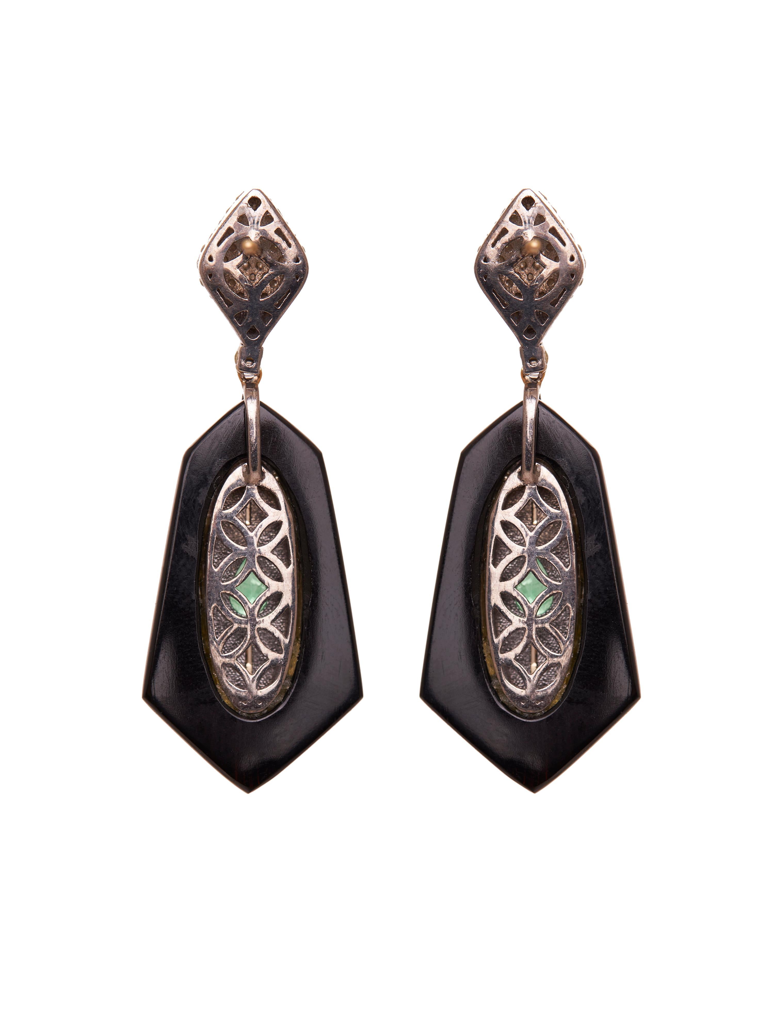 Poids total- 12.220gm, Or 14KT- 1.760gm, Argent-5.700gm, Diamants naturels ronds-246/3.49cts, Emeraude-2/0.76cts, Onyx noir-2/16 cts