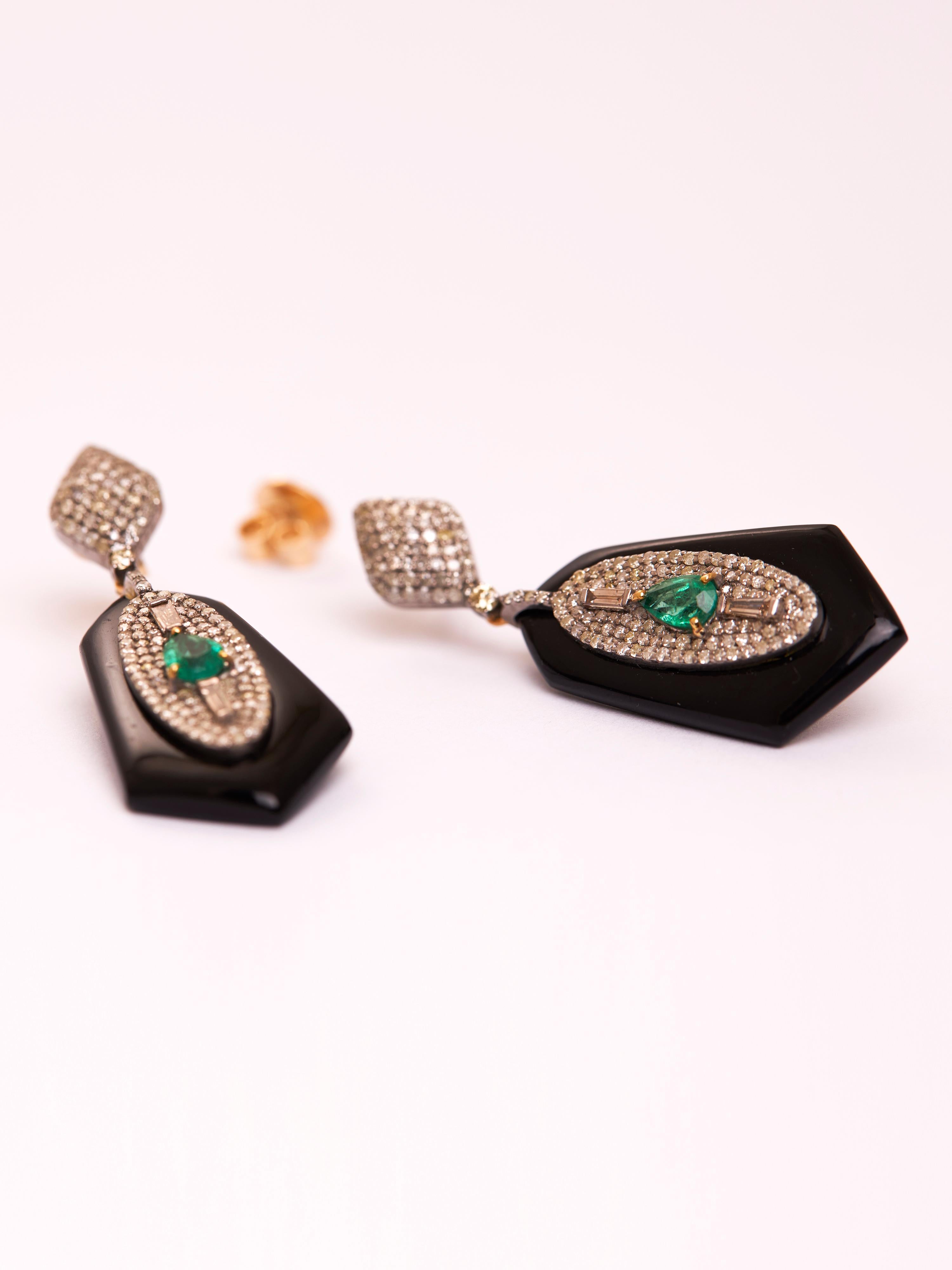 Art déco Boucles d'oreilles de style Art Déco en or 14kt, onyx noir, émeraude et diamants en vente
