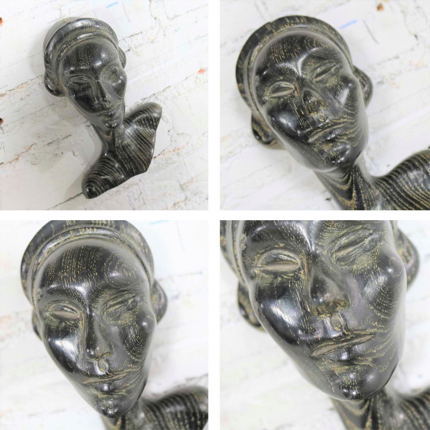 Esculturas de pared de época con busto femenino tallado en roble ebonizado de estilo Art Decó, un par en venta 11
