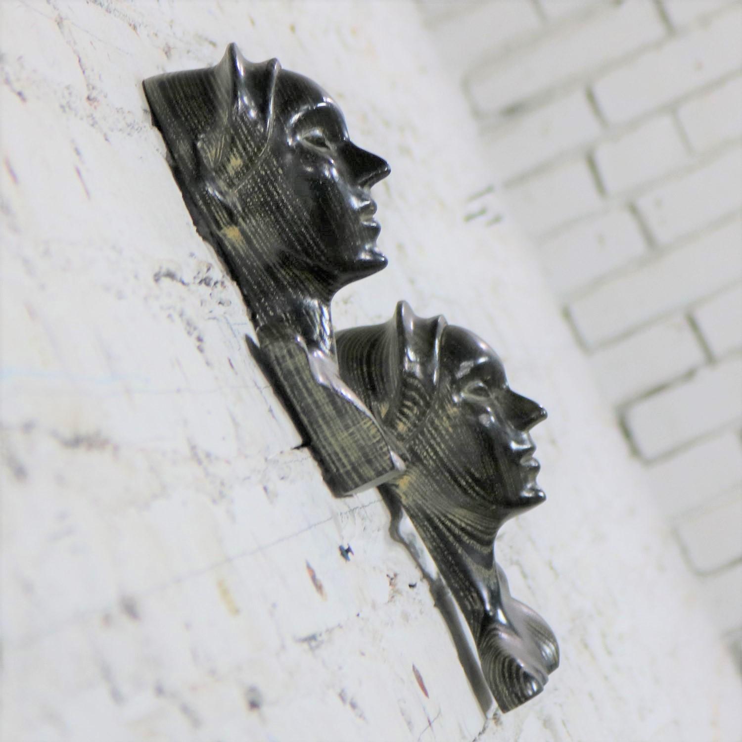 Esculturas de pared de época con busto femenino tallado en roble ebonizado de estilo Art Decó, un par Roble en venta