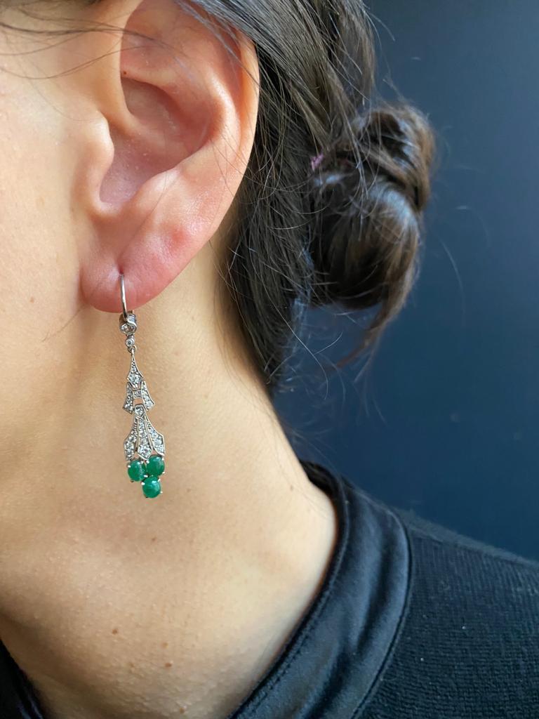 Art Deco Style Emerald and Diamond Drop Earrings in 14 Karat White & Yellow Gold In Good Condition For Sale In London, GB