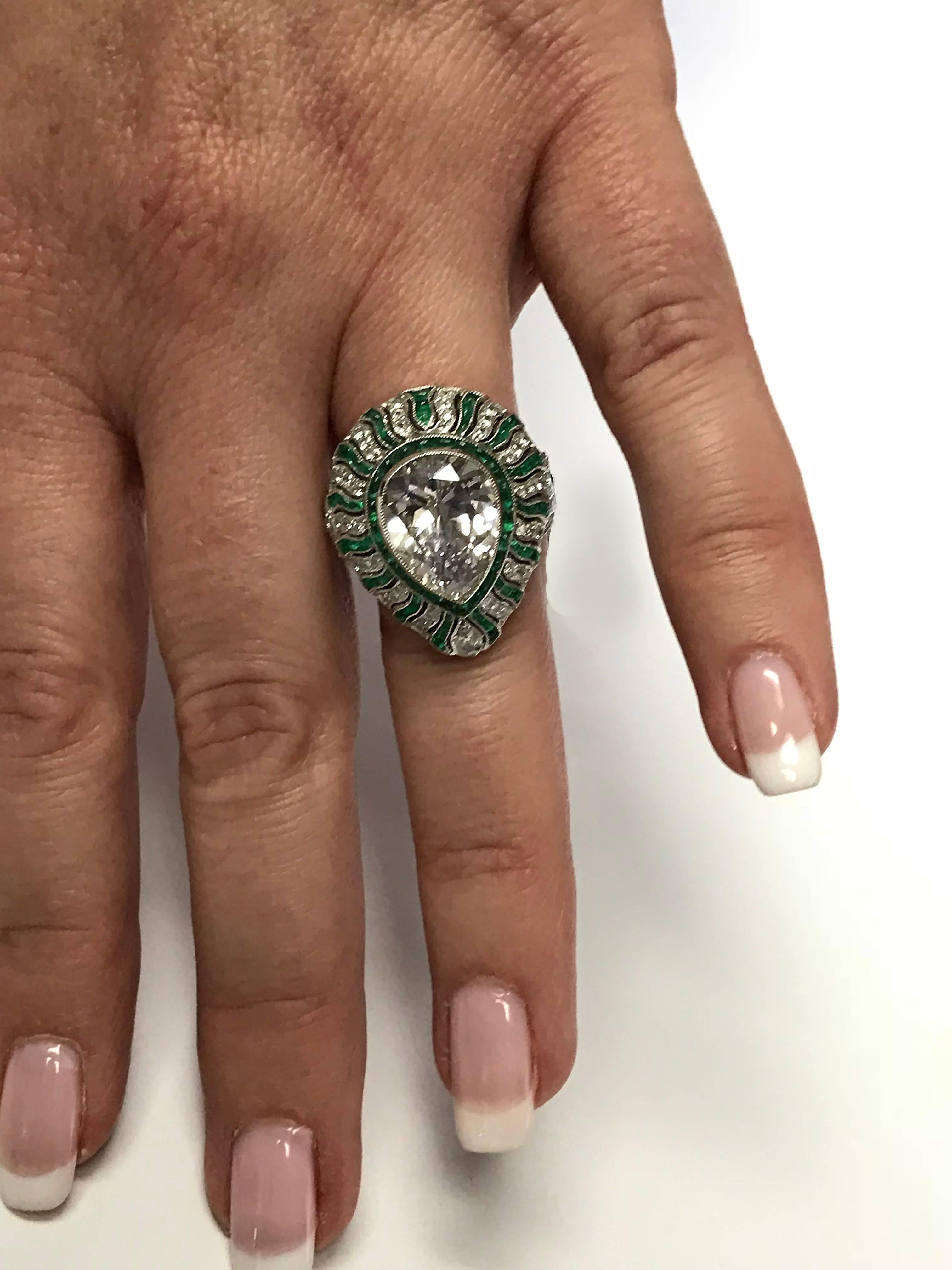 Art Deco Style Emerald and Diamond Platinum Ring In New Condition In Miami, FL