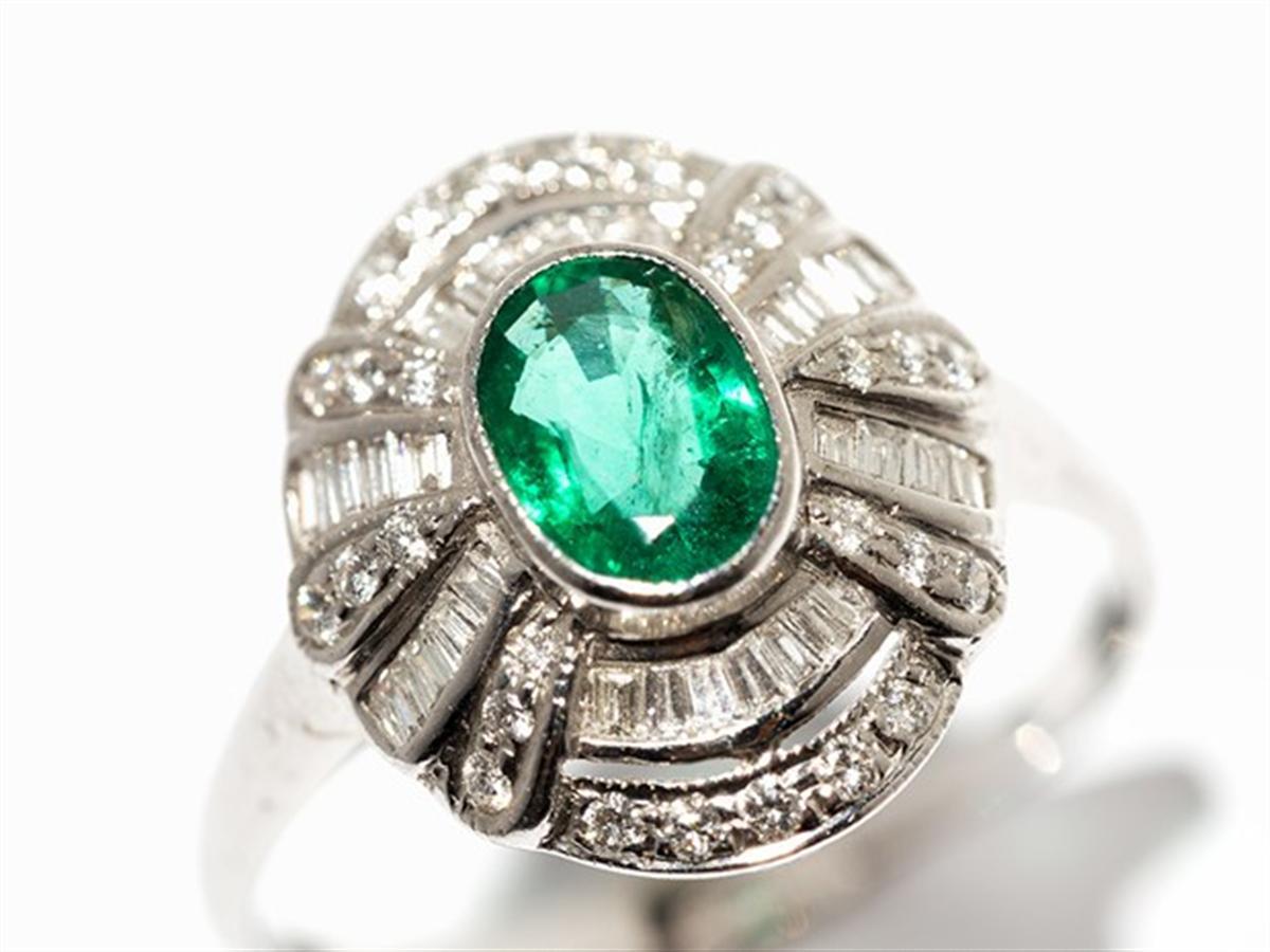 delineation
- 18 carat white gold
- Germany, 2nd half of the 20th century
- Marked on the inside with the fine content
- 1 oval cut Colombian emerald of approx. 1 ct.
- Approx. 50 diamonds in brilliant and baguette cut with a total weight of approx.
