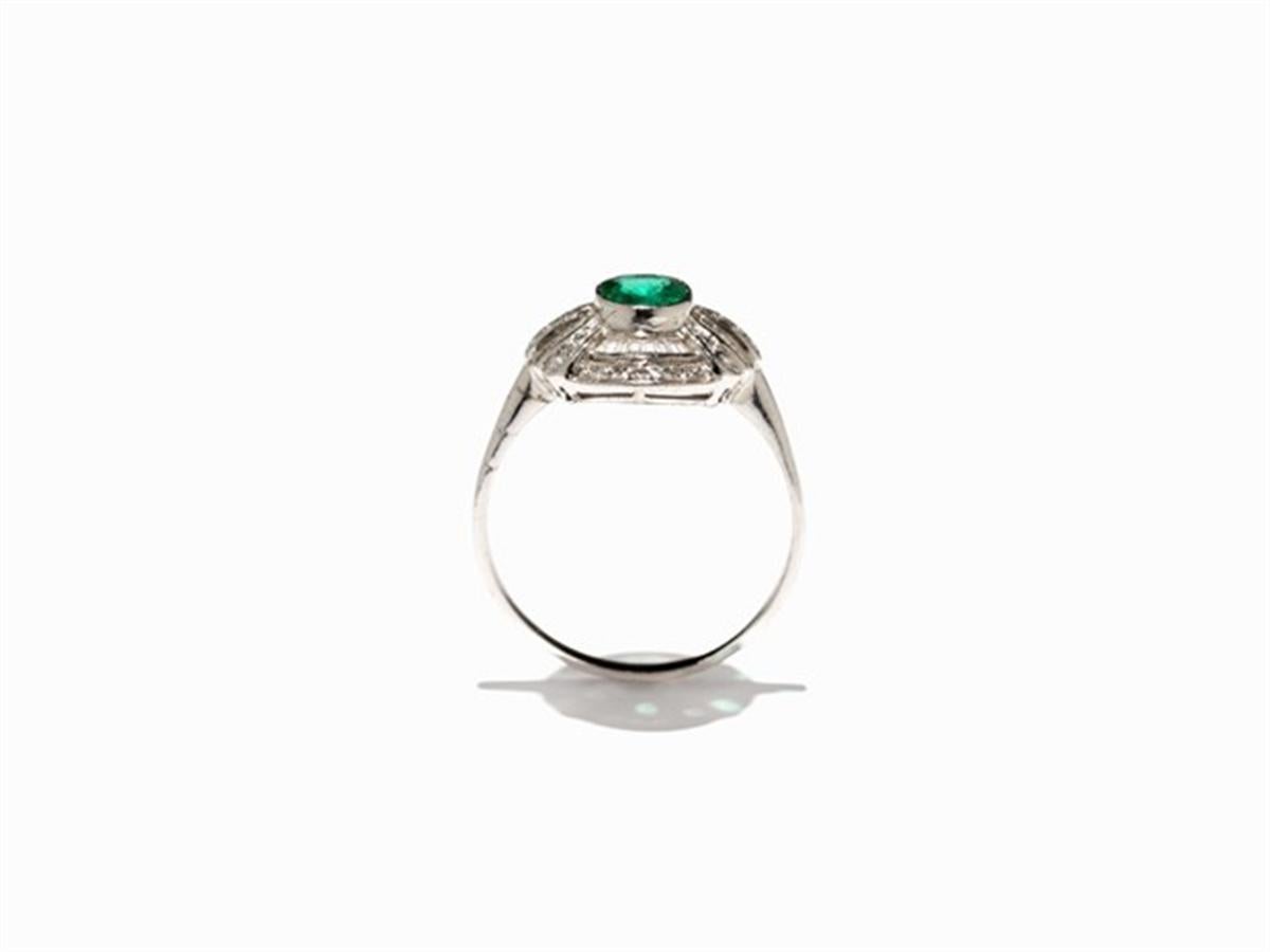 Art Deco Style Emerald and Diamond Ring, 18 Karat White Gold In Excellent Condition In Bad Kissingen, DE