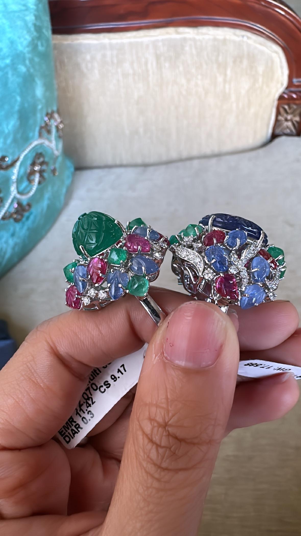 Tutti Frutti-Cocktailring im Art-déco-Stil mit Smaragd, blauem Saphir, Rubin und Diamant im Zustand „Neu“ in Hong Kong, HK