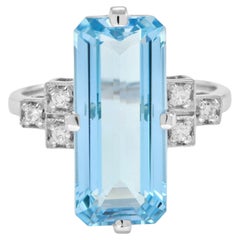 Bague cocktail de style Art déco en or 18 carats avec topaze bleue taille émeraude et diamants