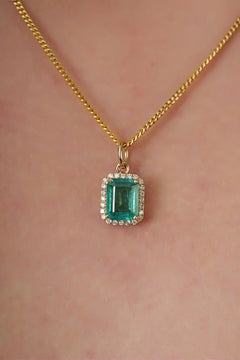 Ciondolo aureola con diamante smeraldo in stile Art Deco 1,55 carati in oro giallo 14K
