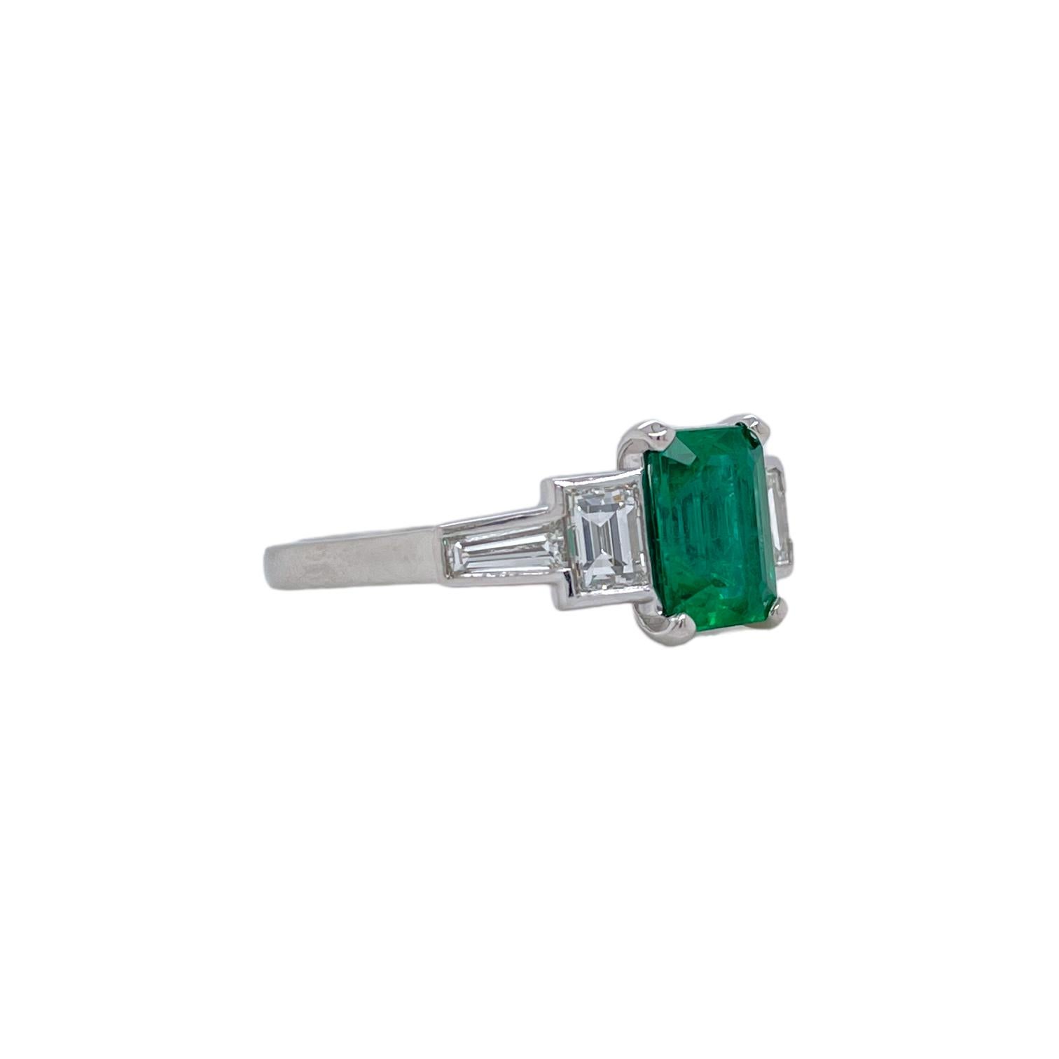 Art Deco Style Emerald & Diamond Ring in Platinum In New Condition For Sale In New York, NY