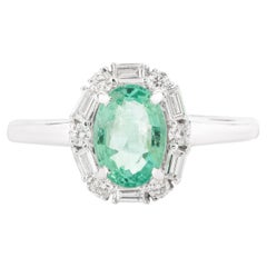 0,73 Karat ovaler Smaragd-Verlobungsring mit Halo-Diamanten aus 14 Karat Weißgold