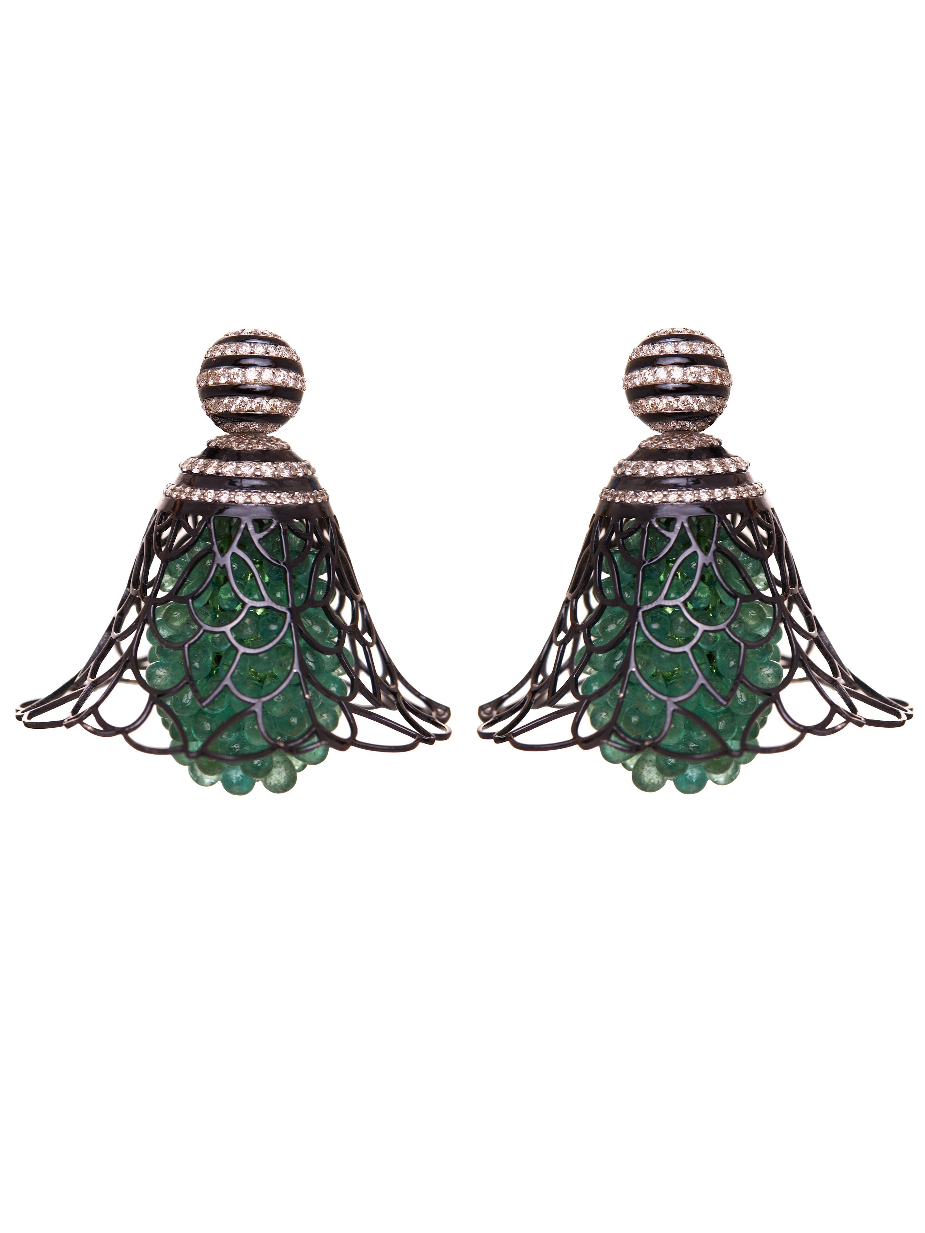 Inspirées par la grâce architecturale d'Anil Kunj, ces boucles d'oreilles de la Collection Bombay Deco évoquent l'opulence et les détails complexes du design Art déco de Bombay. La forme audacieuse combine l'élégance géométrique avec des motifs