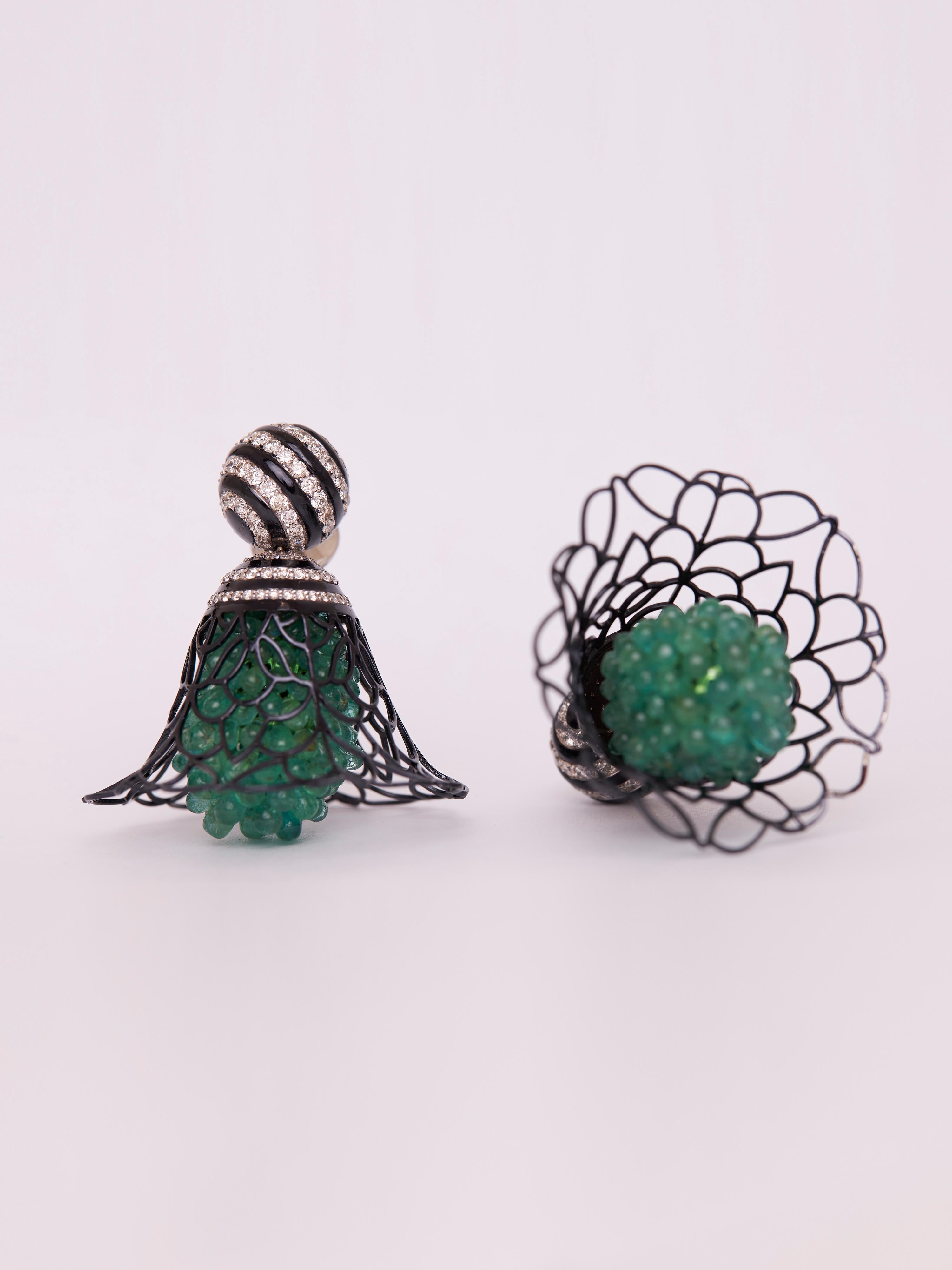 Art déco Boucles d'oreilles en treillis d'émeraudes en or 18kt, émeraudes et diamants de style Art Déco en vente