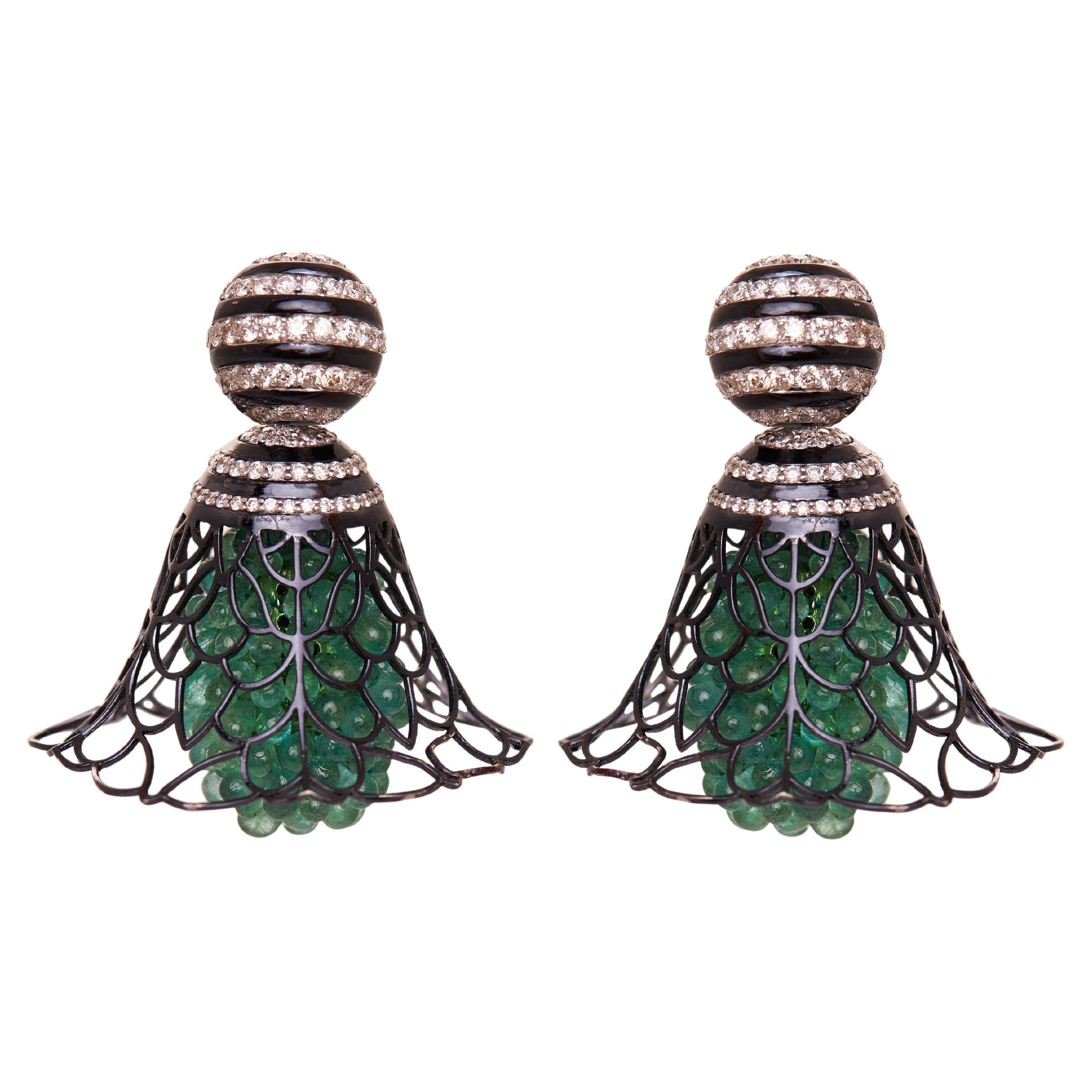 Taille ronde Boucles d'oreilles en treillis d'émeraudes en or 18kt, émeraudes et diamants de style Art Déco en vente
