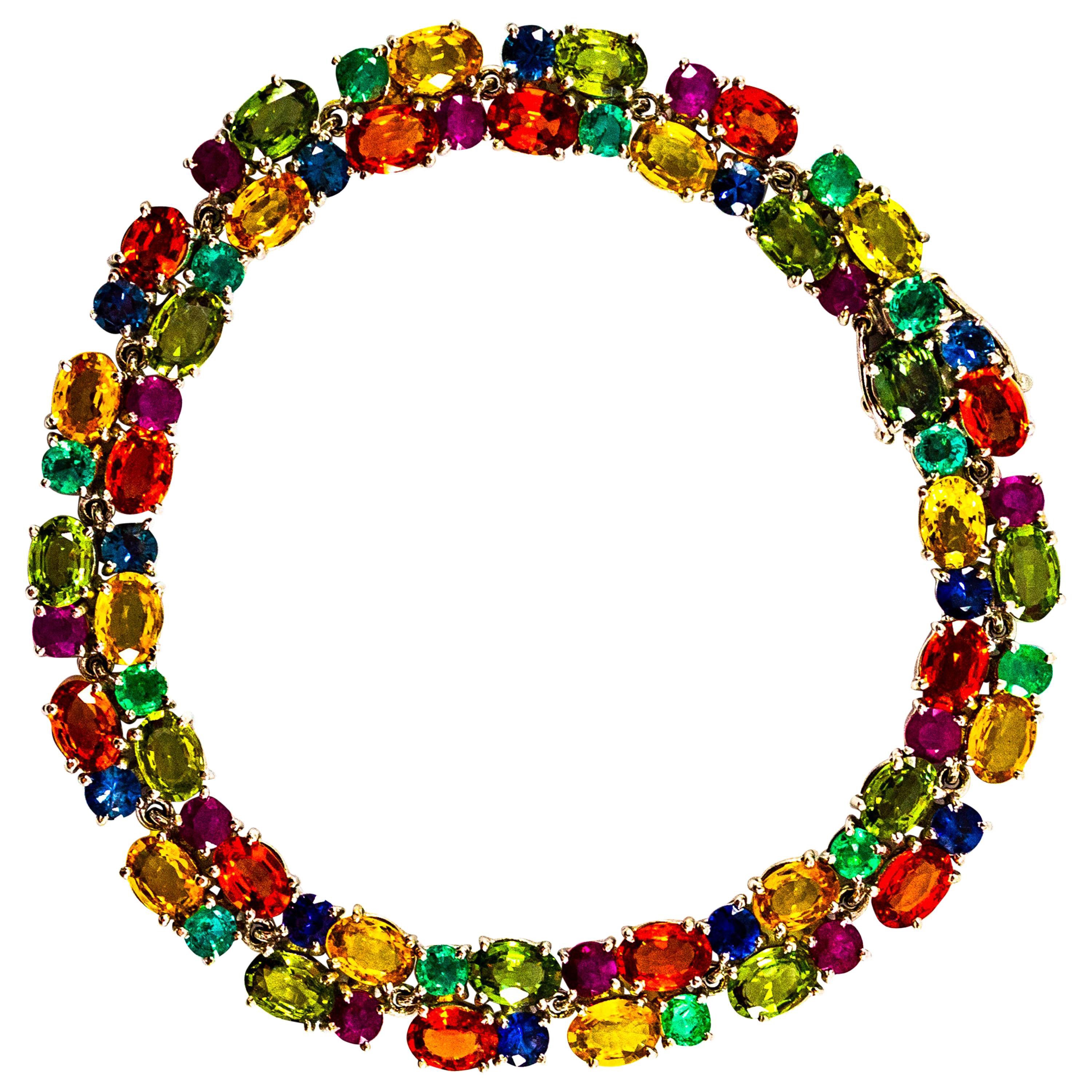 Bracelet en or blanc de style Art déco avec émeraude, rubis, bleu, jaune, vert et saphir en vente