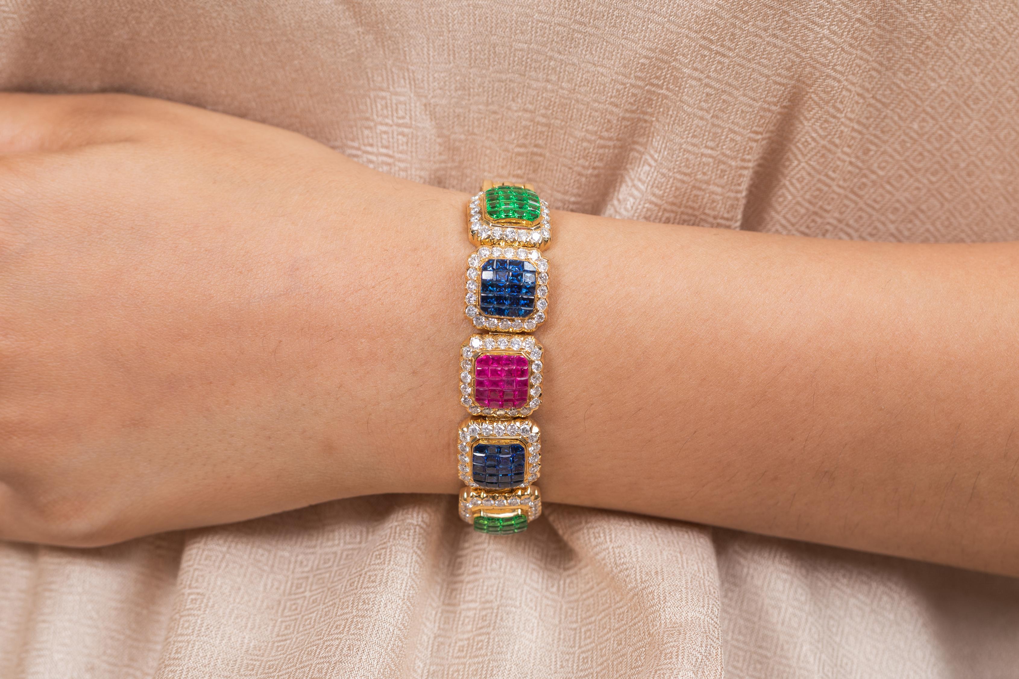 Ce bracelet de mariage en or 18 carats, de style Art déco, est orné de 100 rubis, saphirs et émeraudes naturels d'un poids total de 15 carats et de 100 diamants d'un poids total de 4,35 carats. Il mesure 7.25 pouces de long. 
Le rubis améliore la