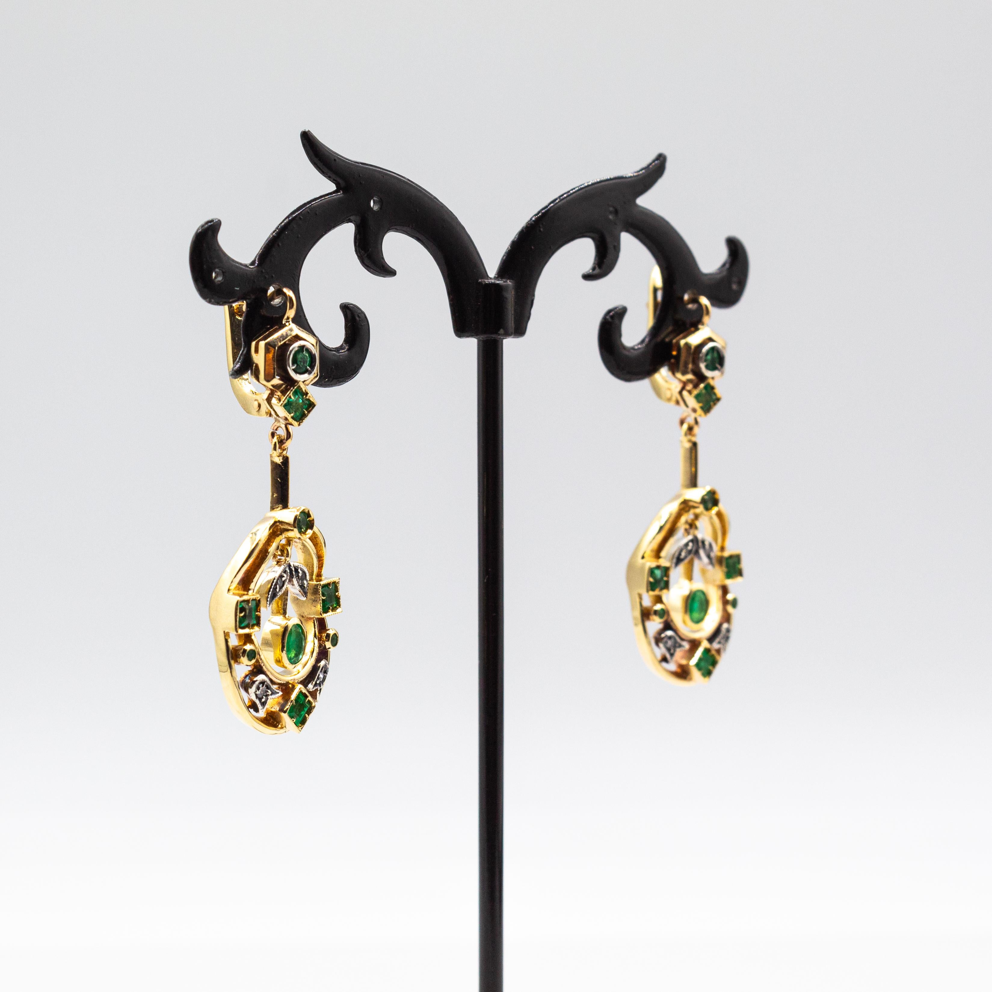 Art Déco Art Deco Style Emerald White Round Cut Diamond Yellow Gold Lever-Back Earrings in vendita