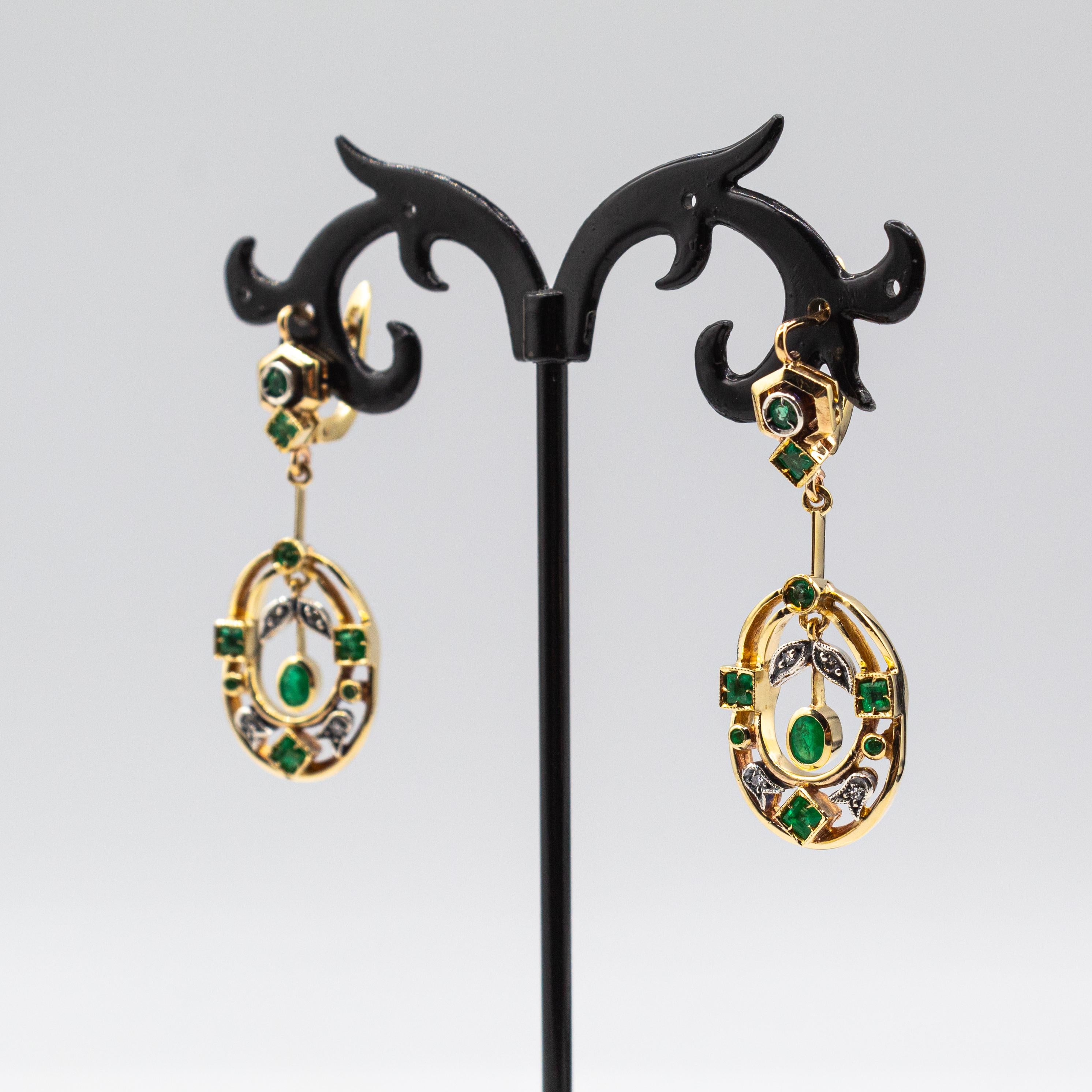 Art Deco Style Emerald White Round Cut Diamond Yellow Gold Lever-Back Earrings In condizioni Nuovo in vendita a Naples, IT
