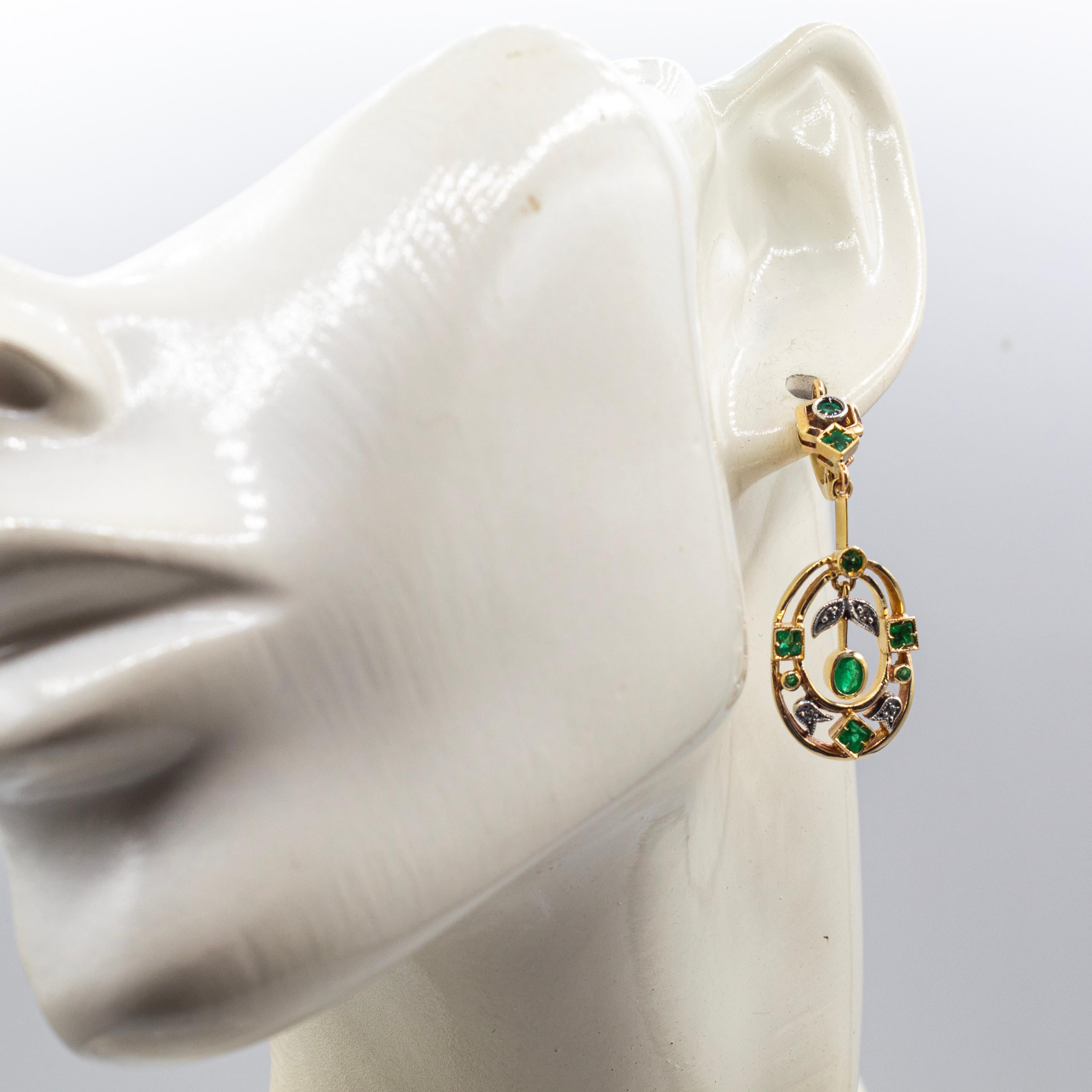 da uomo o donna Art Deco Style Emerald White Round Cut Diamond Yellow Gold Lever-Back Earrings in vendita