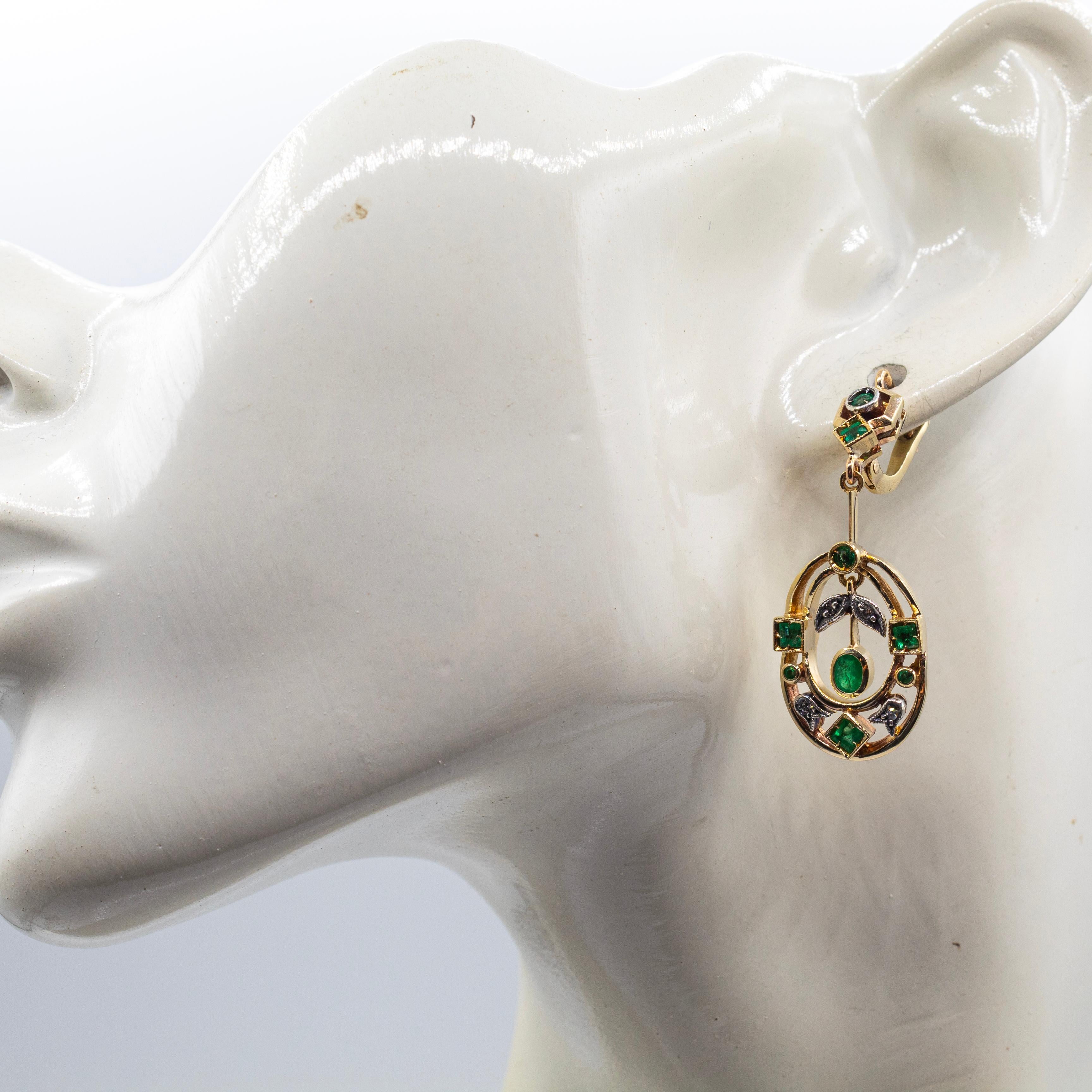 Art Deco Style Emerald White Round Cut Diamond Yellow Gold Lever-Back Earrings in vendita 1