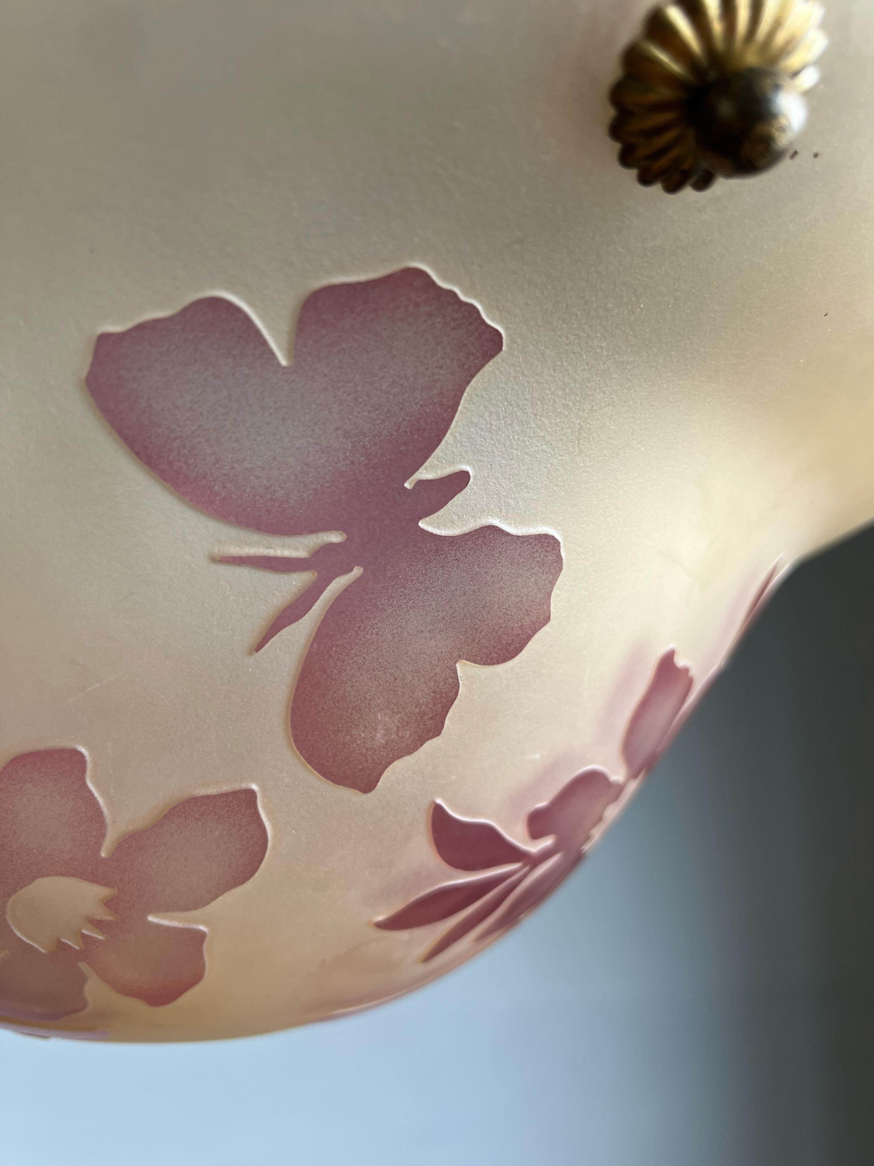 Pendentif en verre camée émaillé de style Art déco avec motif de papillons et de fleurs en vente 4