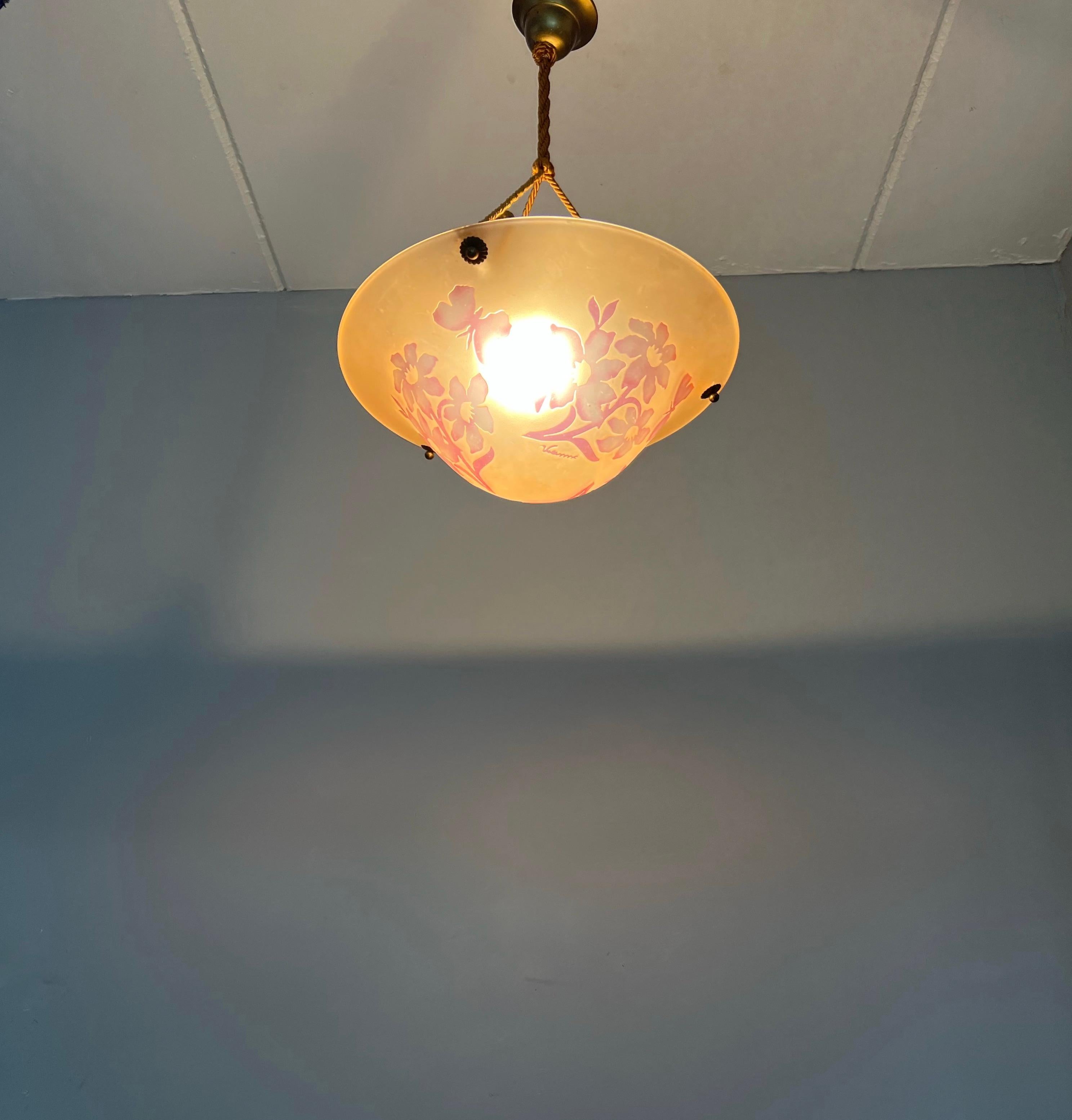 Buriné Pendentif en verre camée émaillé de style Art déco avec motif de papillons et de fleurs en vente