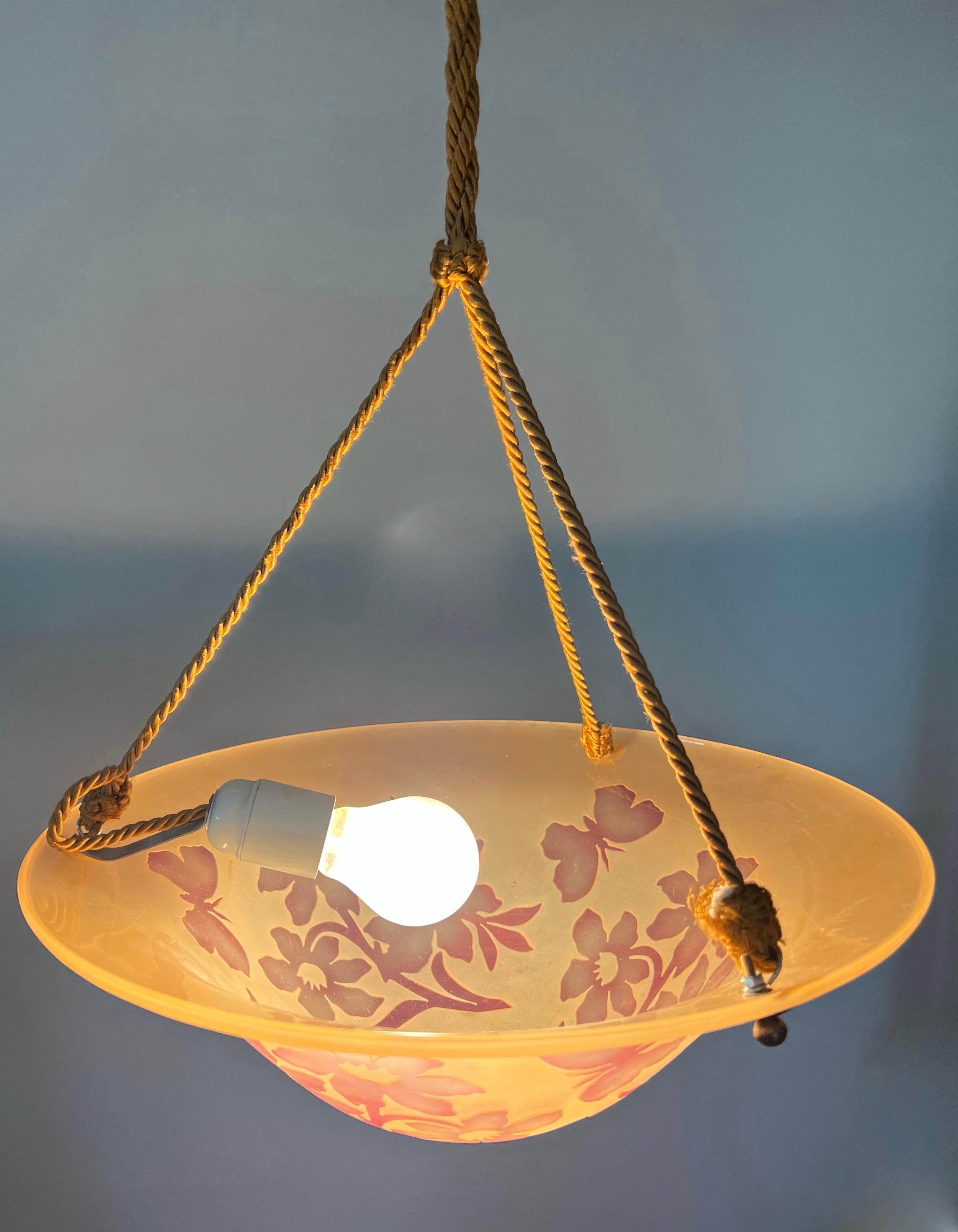 Pendentif en verre camée émaillé de style Art déco avec motif de papillons et de fleurs Bon état - En vente à Lisse, NL