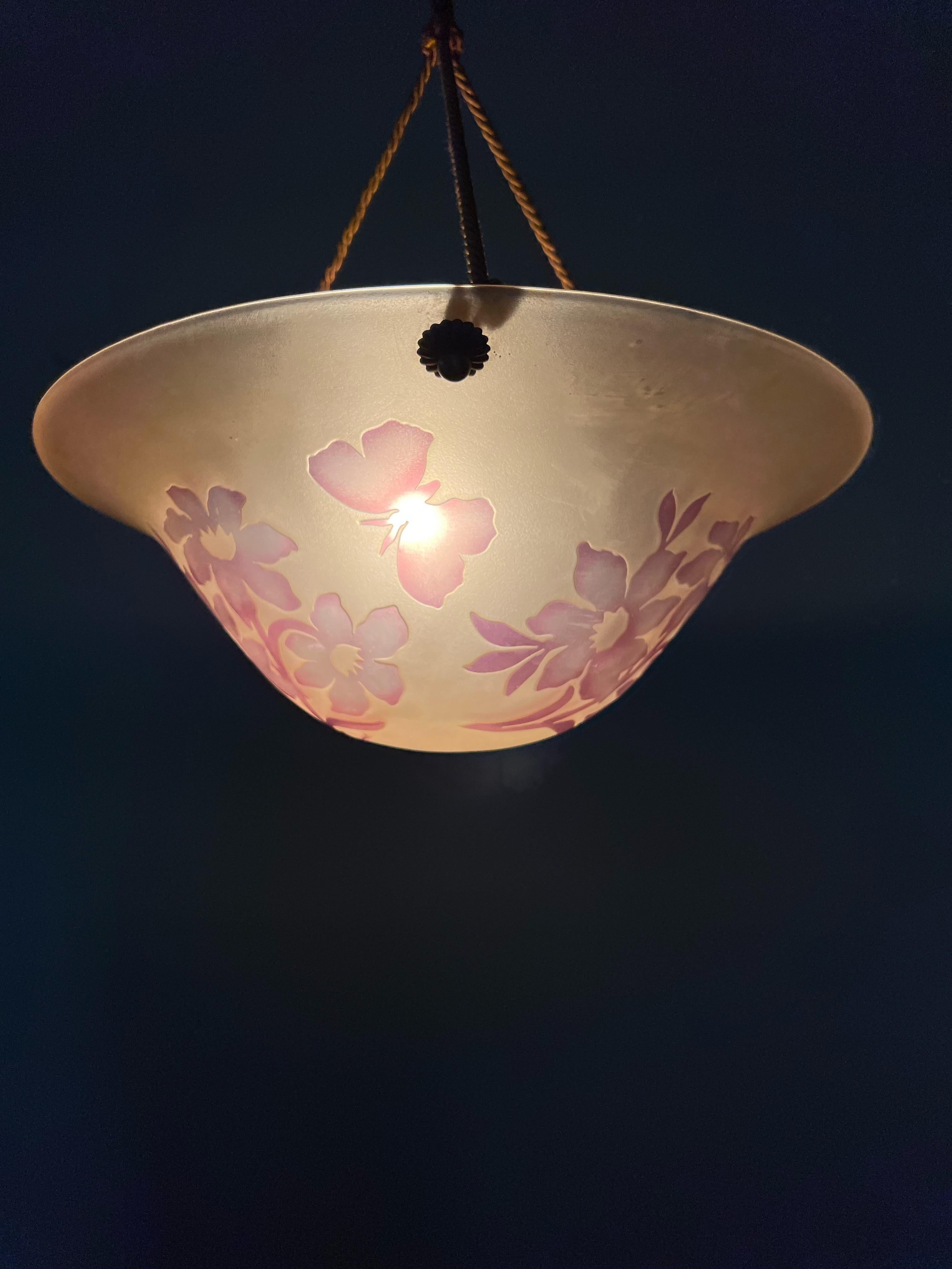 Métal Pendentif en verre camée émaillé de style Art déco avec motif de papillons et de fleurs en vente